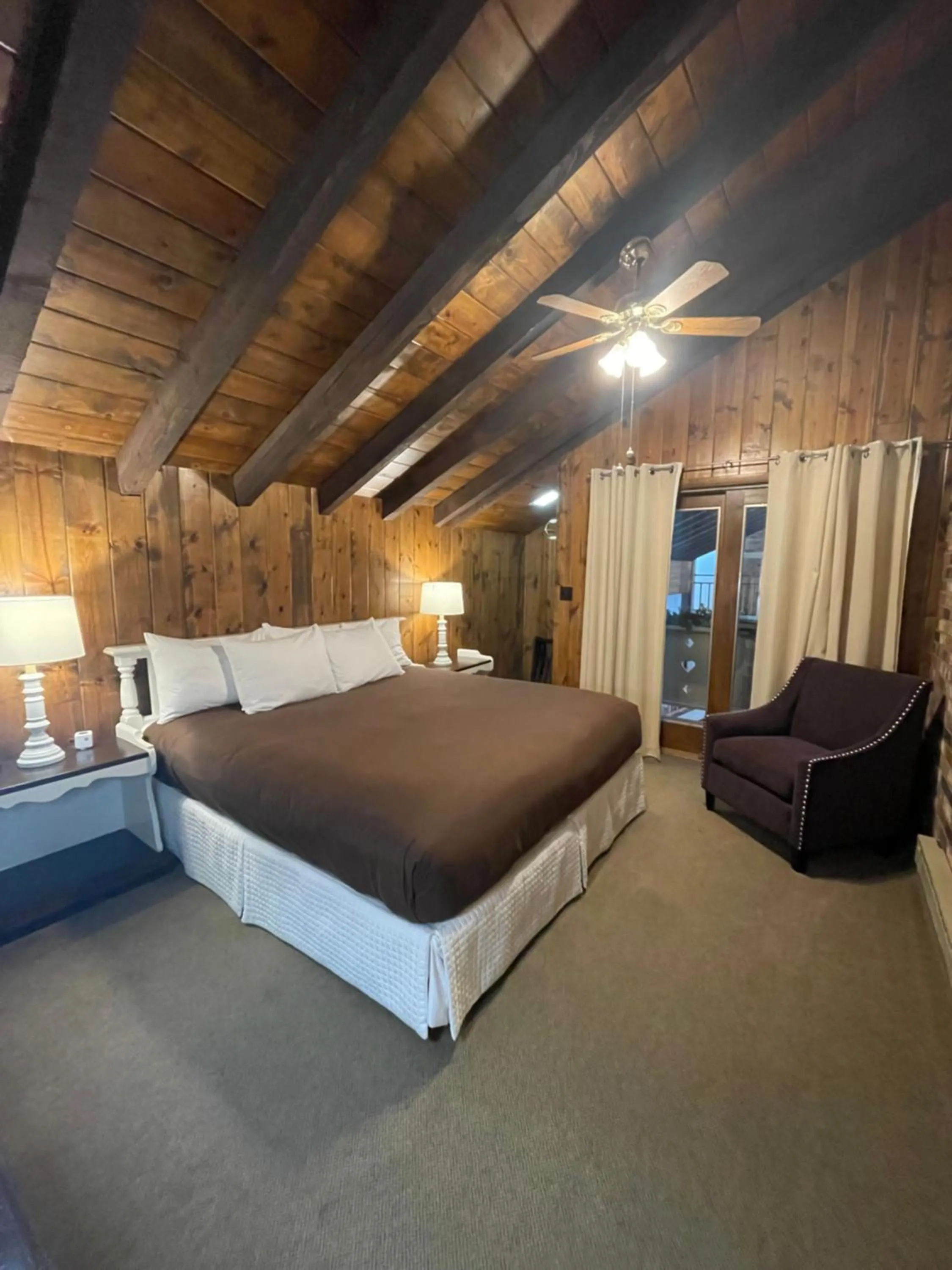 Bedroom, Bed in Hideaway Mountain Lodge