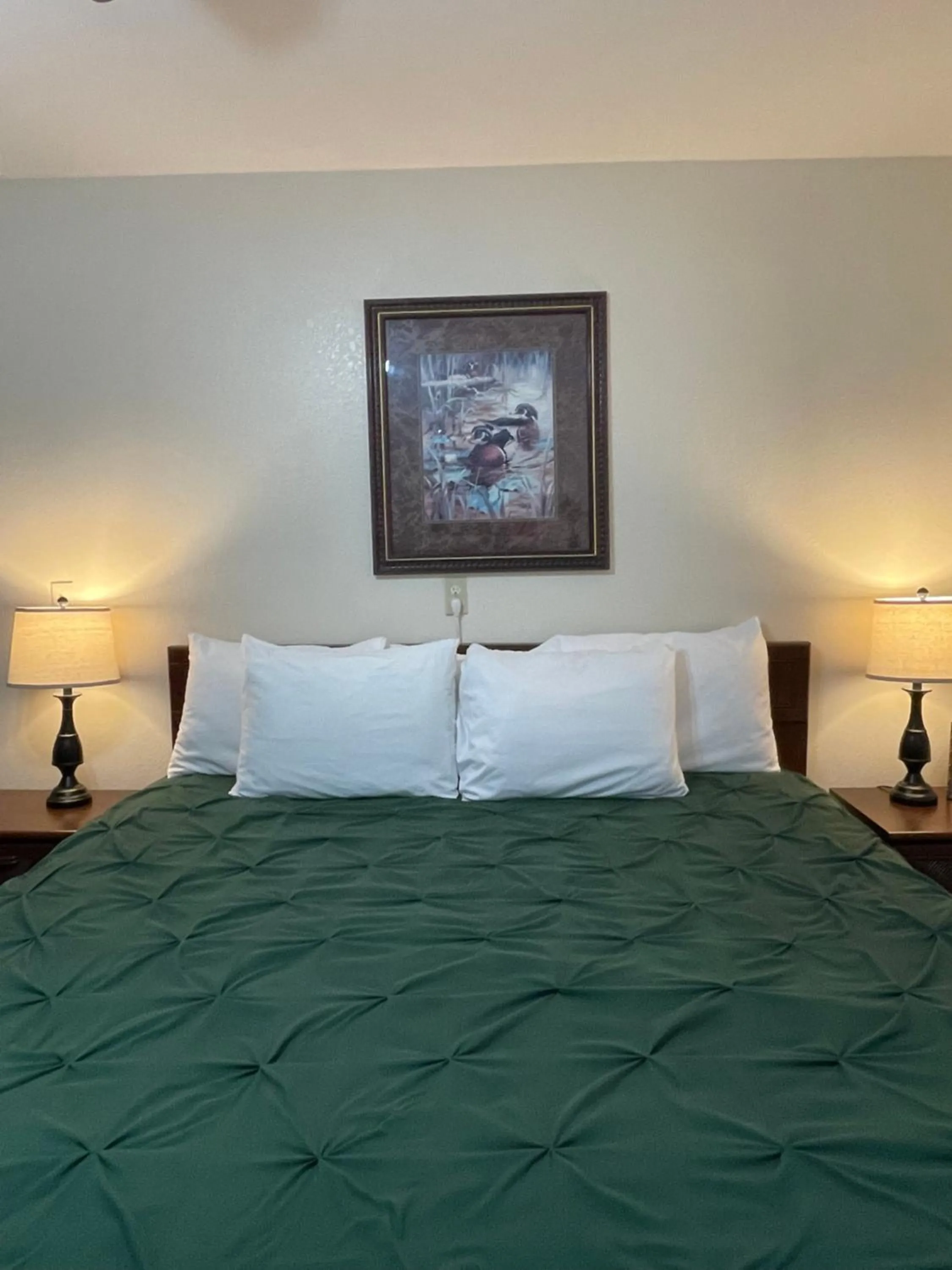 Bed in Hideaway Mountain Lodge