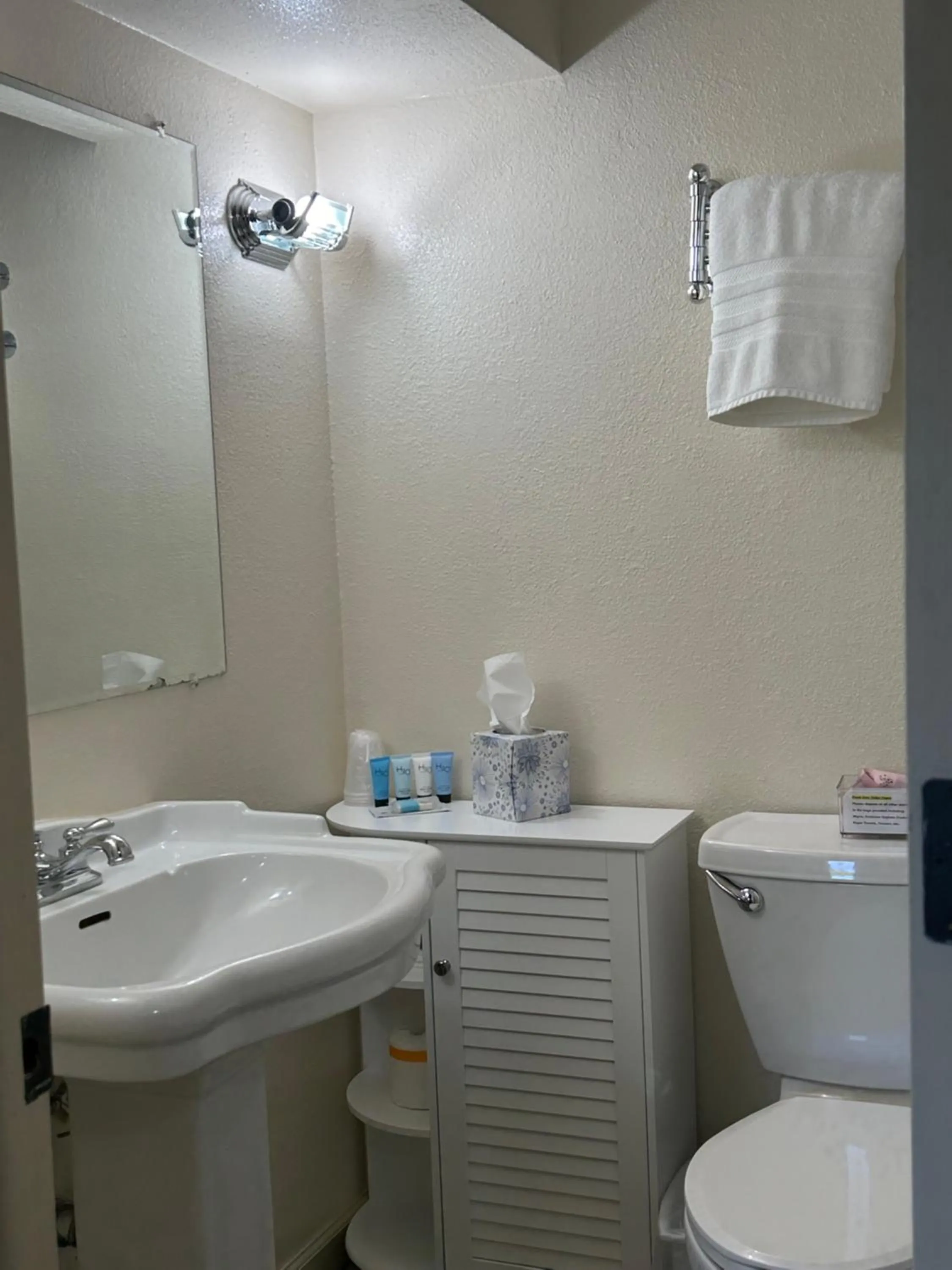 Bathroom in Hideaway Mountain Lodge