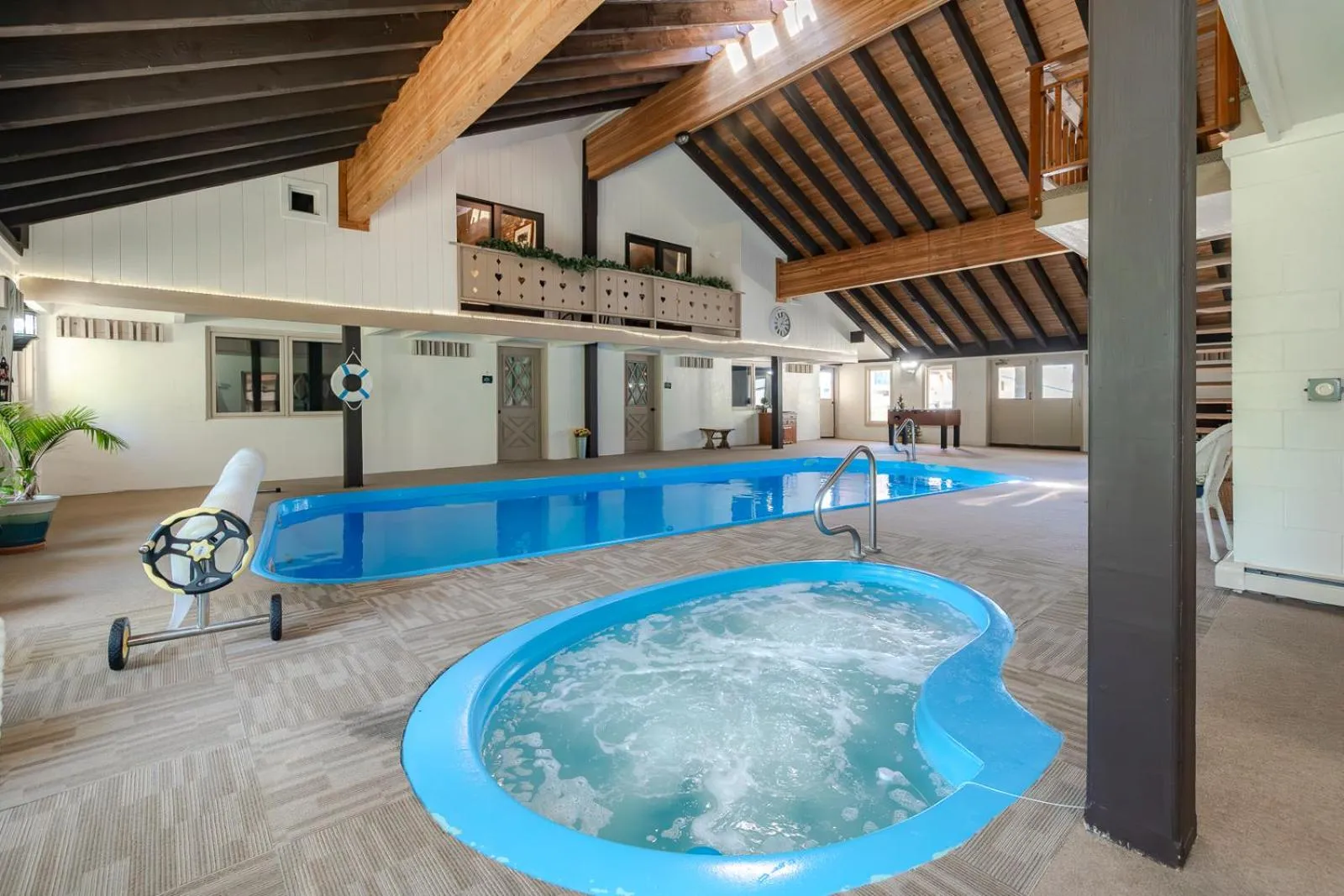 Swimming pool in Hideaway Mountain Lodge