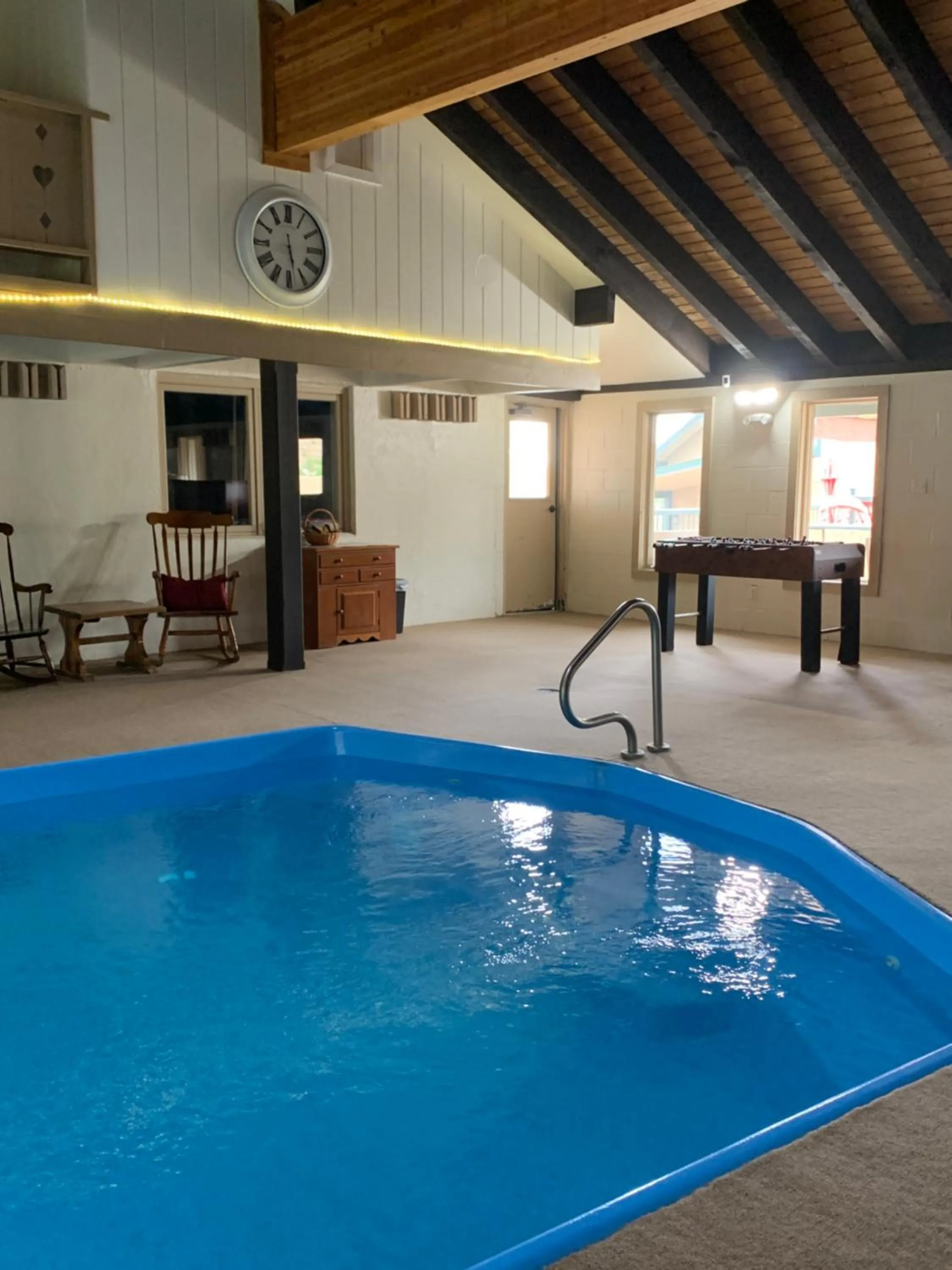 Swimming pool in Hideaway Mountain Lodge