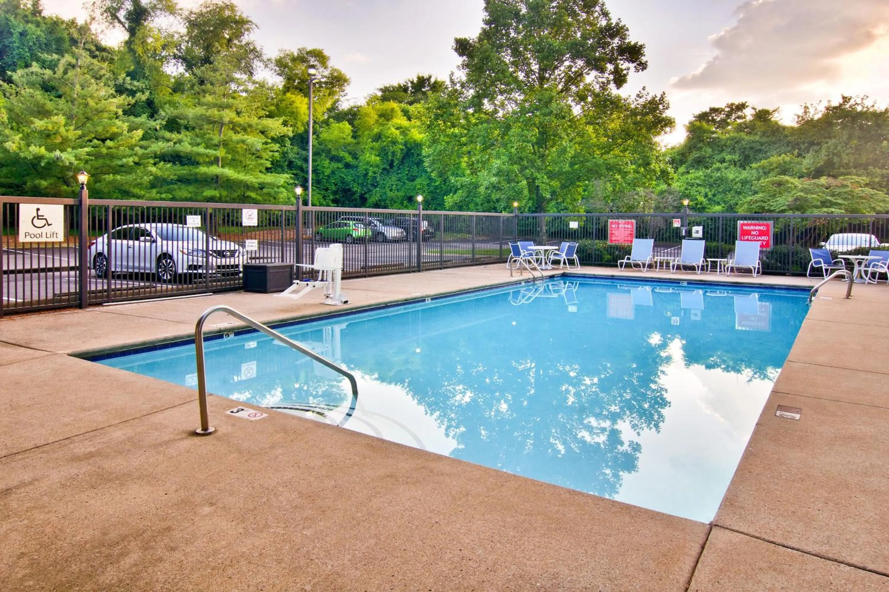 Swimming pool in Four Points by Sheraton Nashville Airport