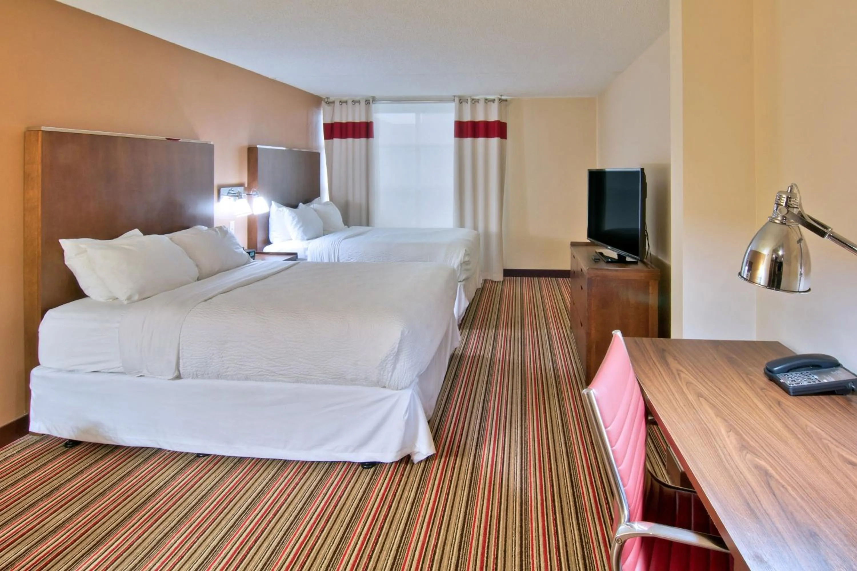 Photo of the whole room, Bed in Four Points by Sheraton Nashville Airport