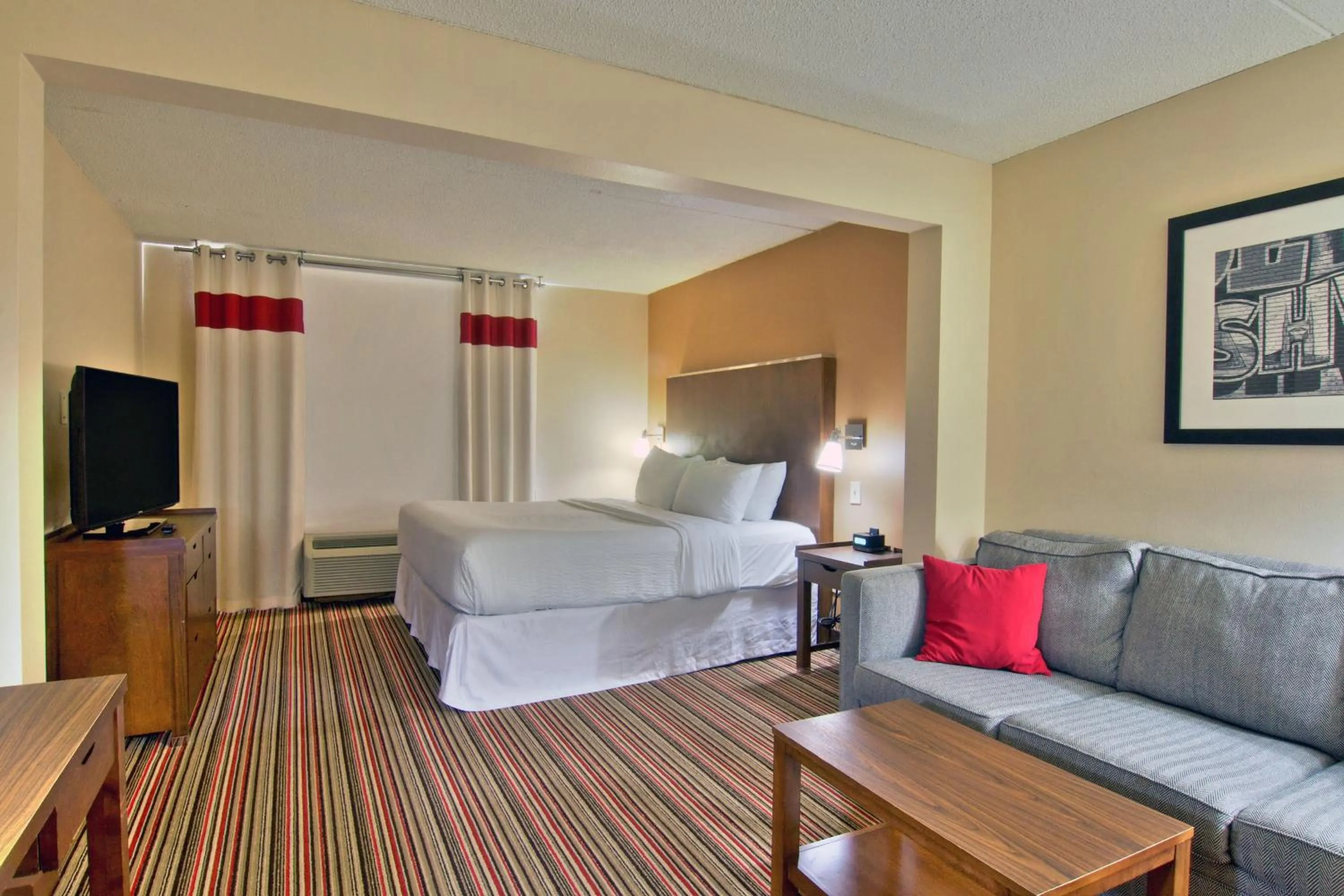 Photo of the whole room, Bed in Four Points by Sheraton Nashville Airport