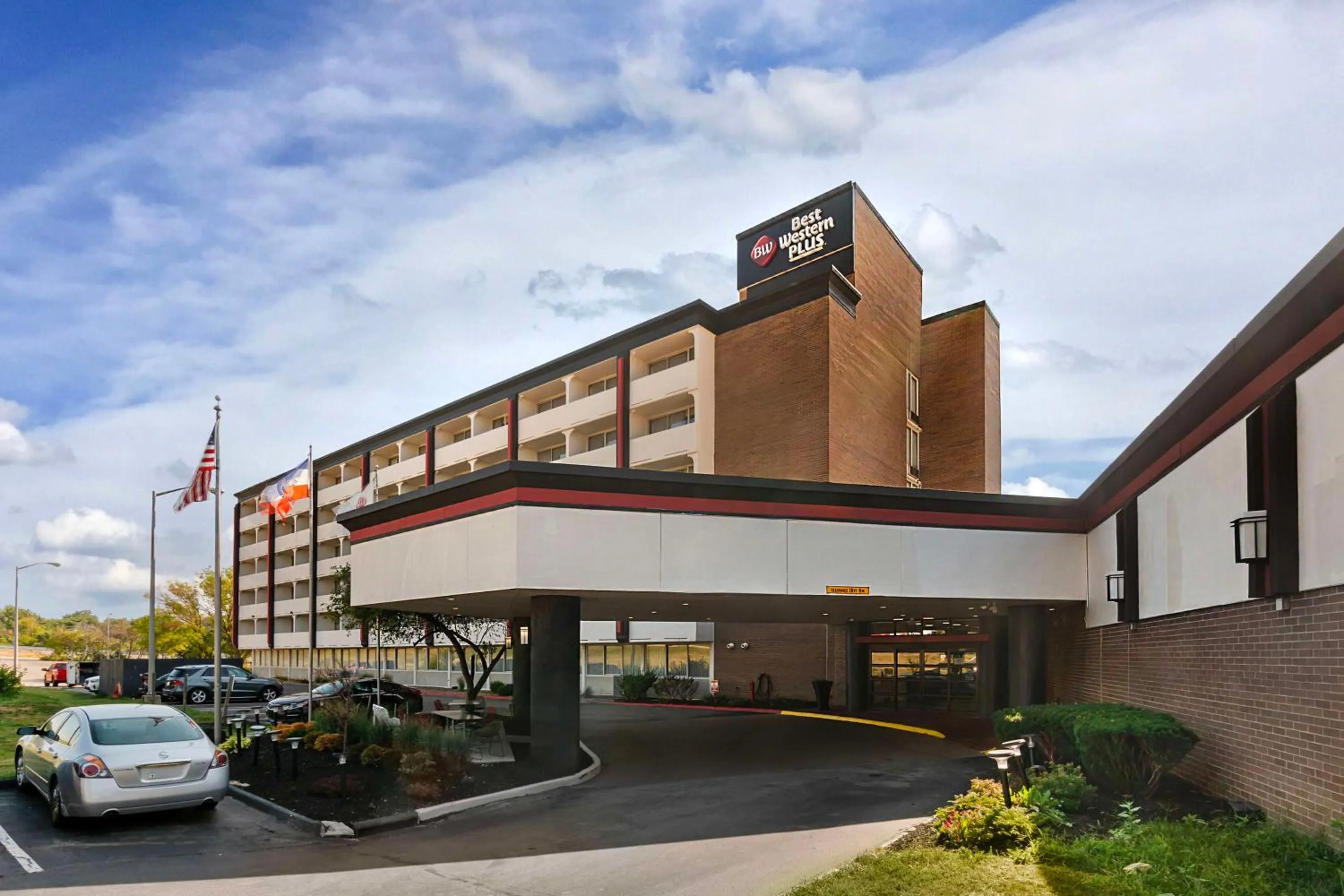 Property building in Best Western Plus Kansas City Sports Complex Hotel