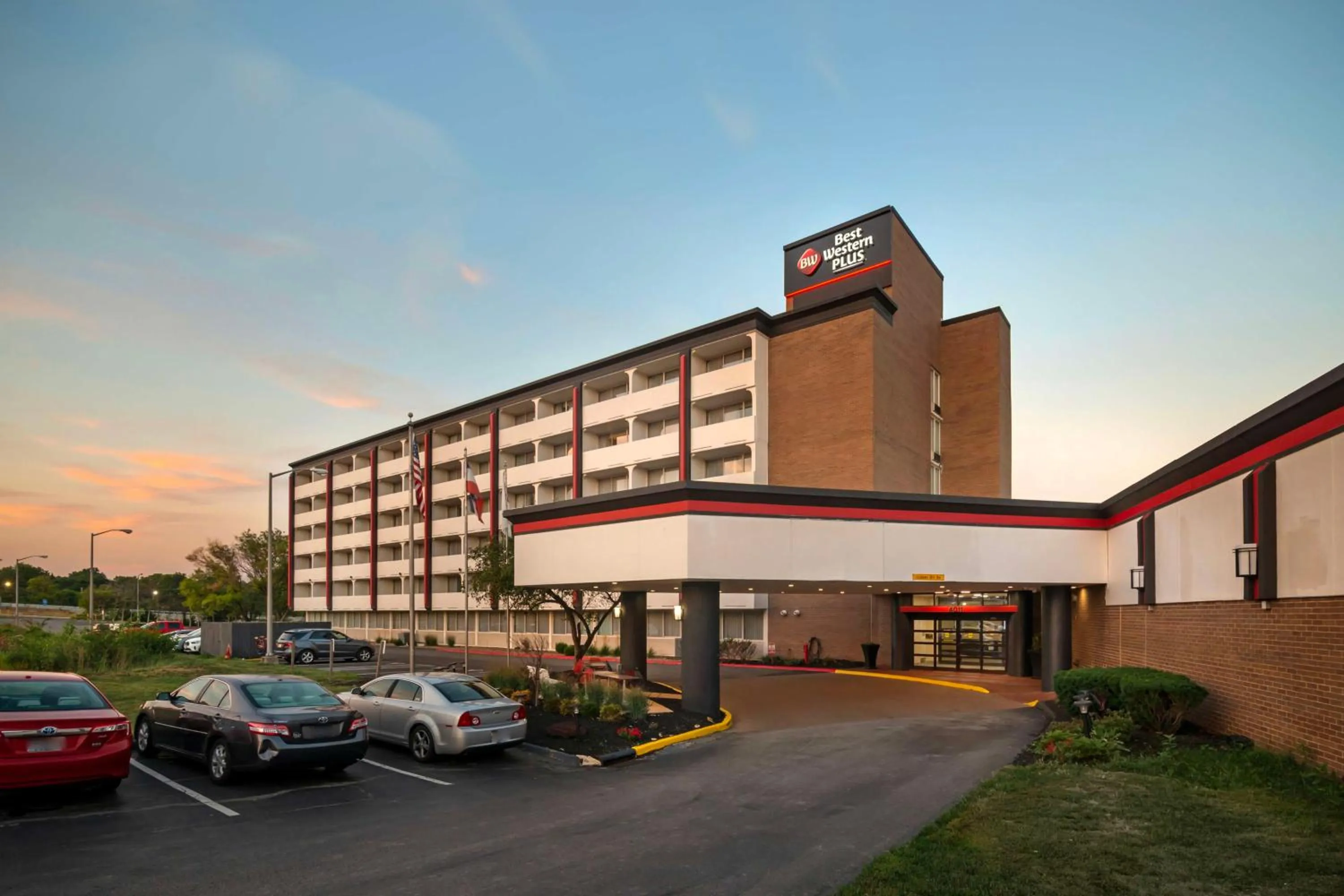 Property building in Best Western Plus Kansas City Sports Complex Hotel