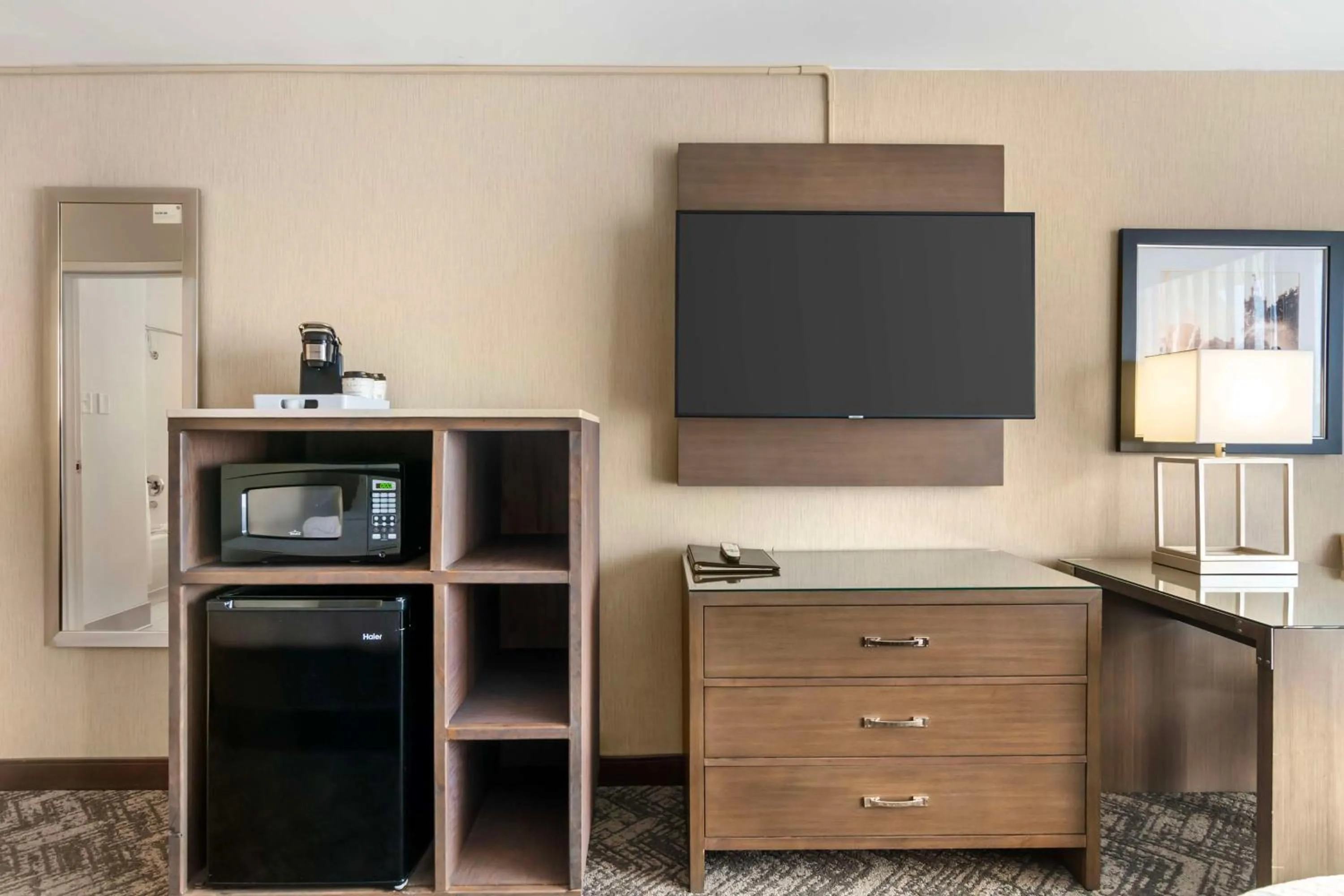 Bedroom in Best Western Plus Kansas City Sports Complex Hotel