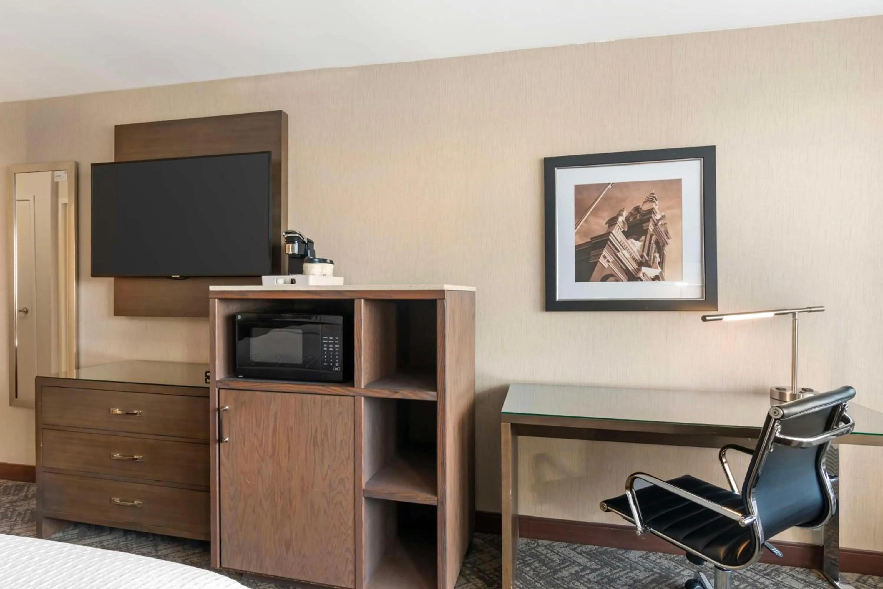 Bedroom in Best Western Plus Kansas City Sports Complex Hotel