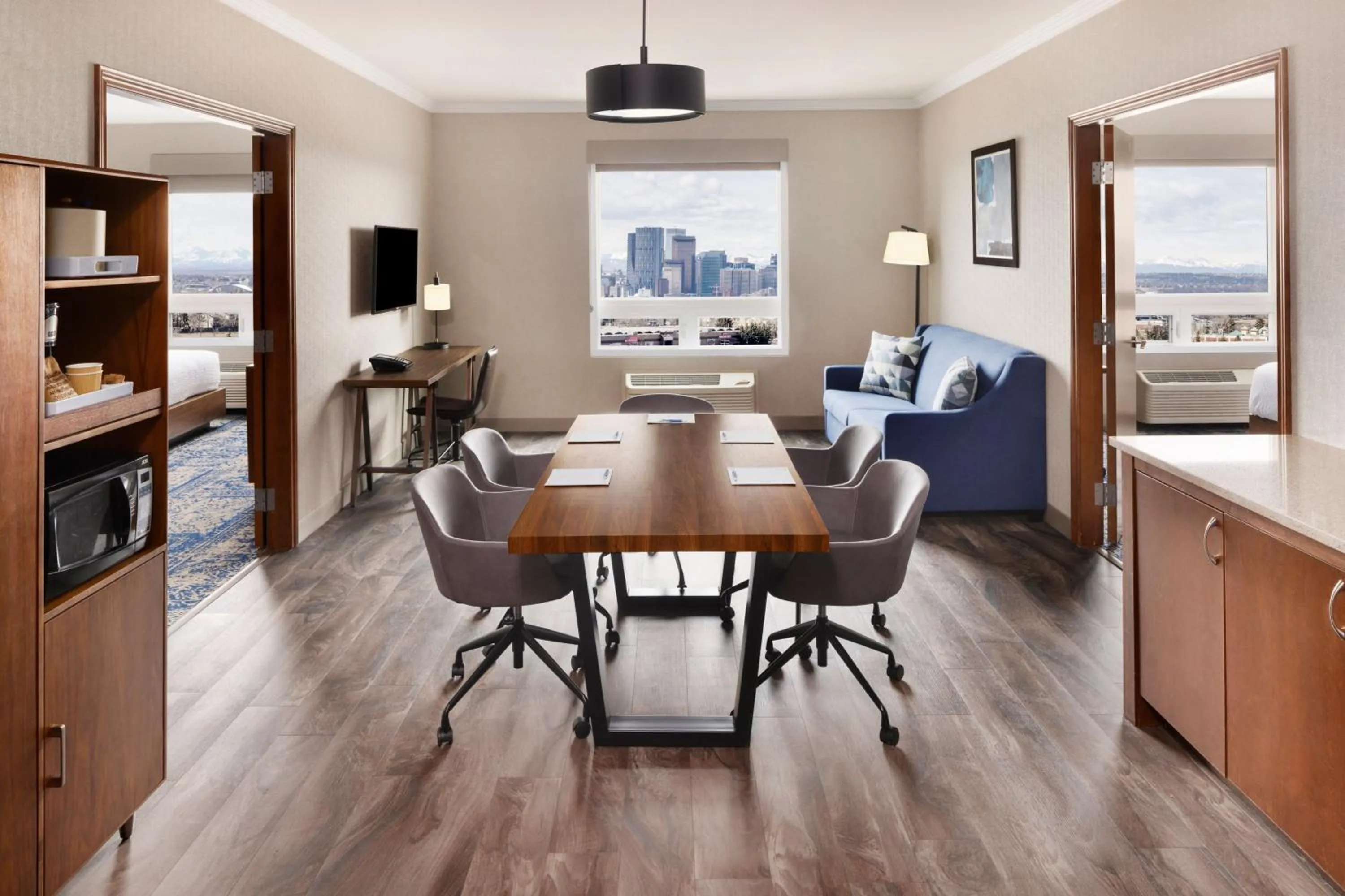 Photo of the whole room in Four Points by Sheraton Calgary Airport