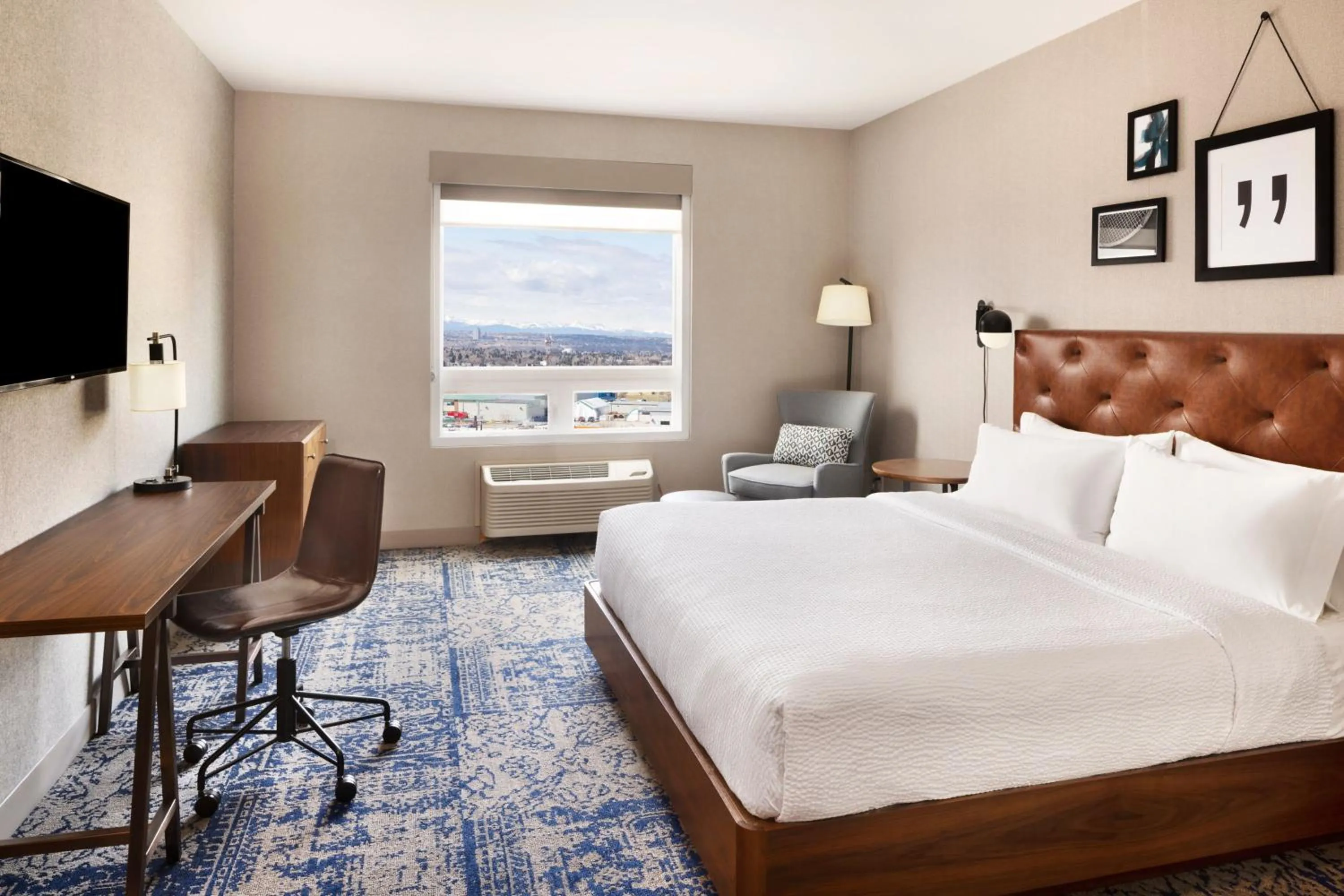 Photo of the whole room, Bed in Four Points by Sheraton Calgary Airport