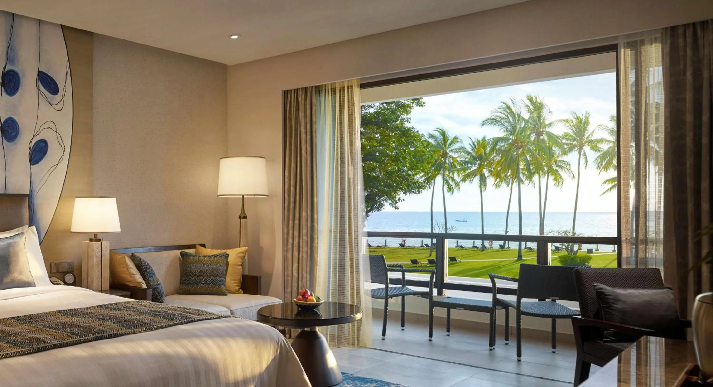 Photo of the whole room, Bed in Shangri-La Tanjung Aru, Kota Kinabalu