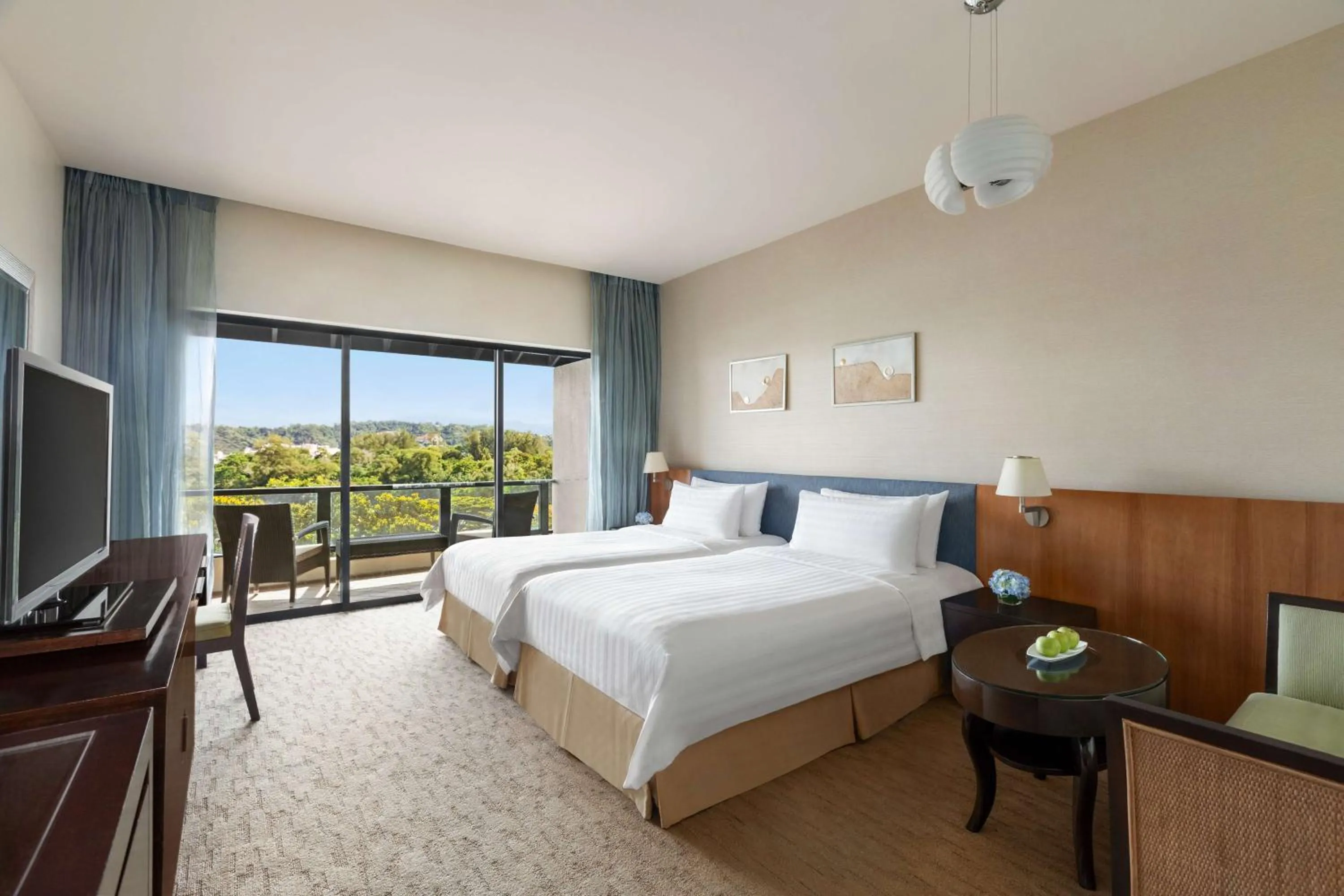 TV and multimedia, Bed in Shangri-La Tanjung Aru, Kota Kinabalu