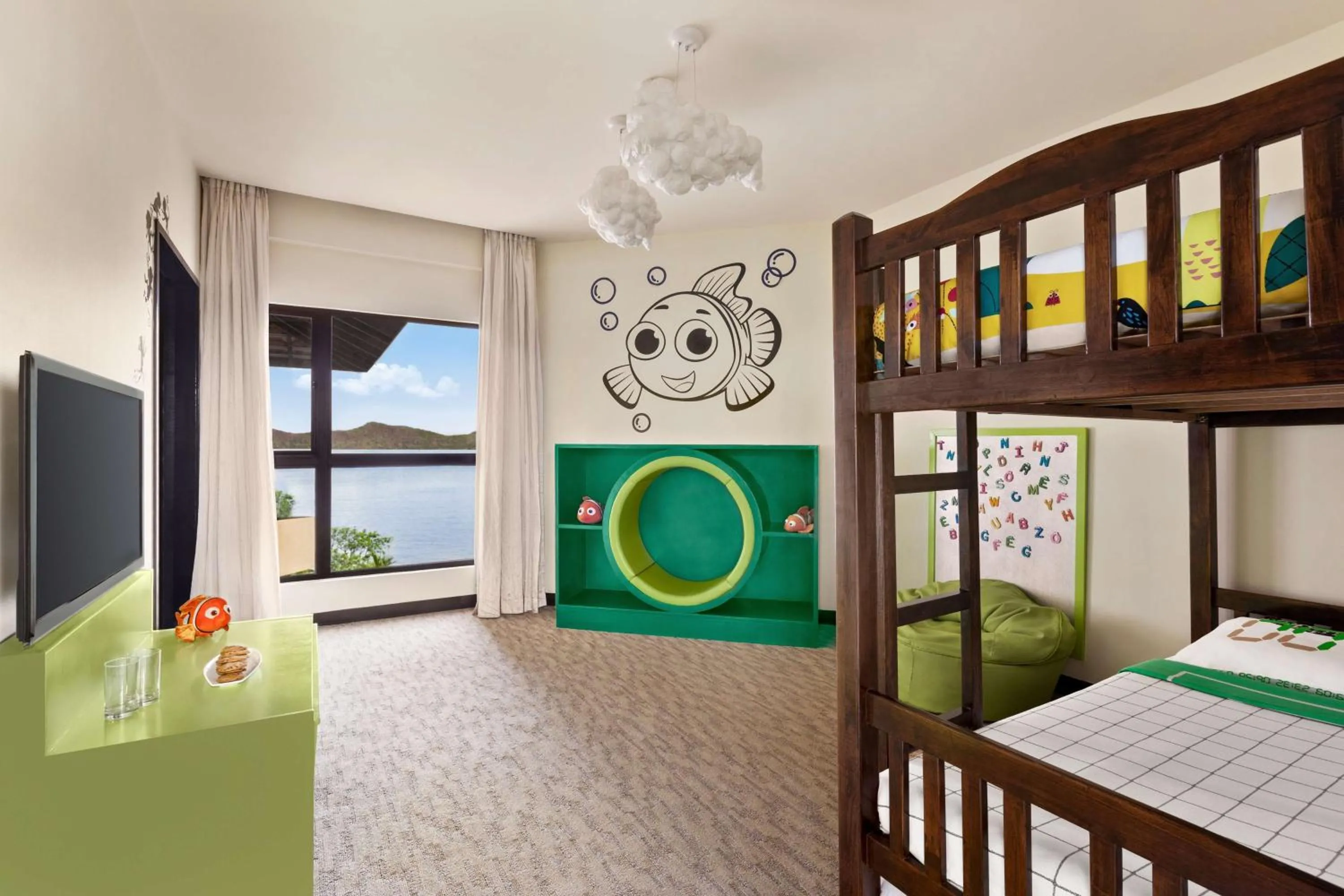 Photo of the whole room, Bed in Shangri-La Tanjung Aru, Kota Kinabalu