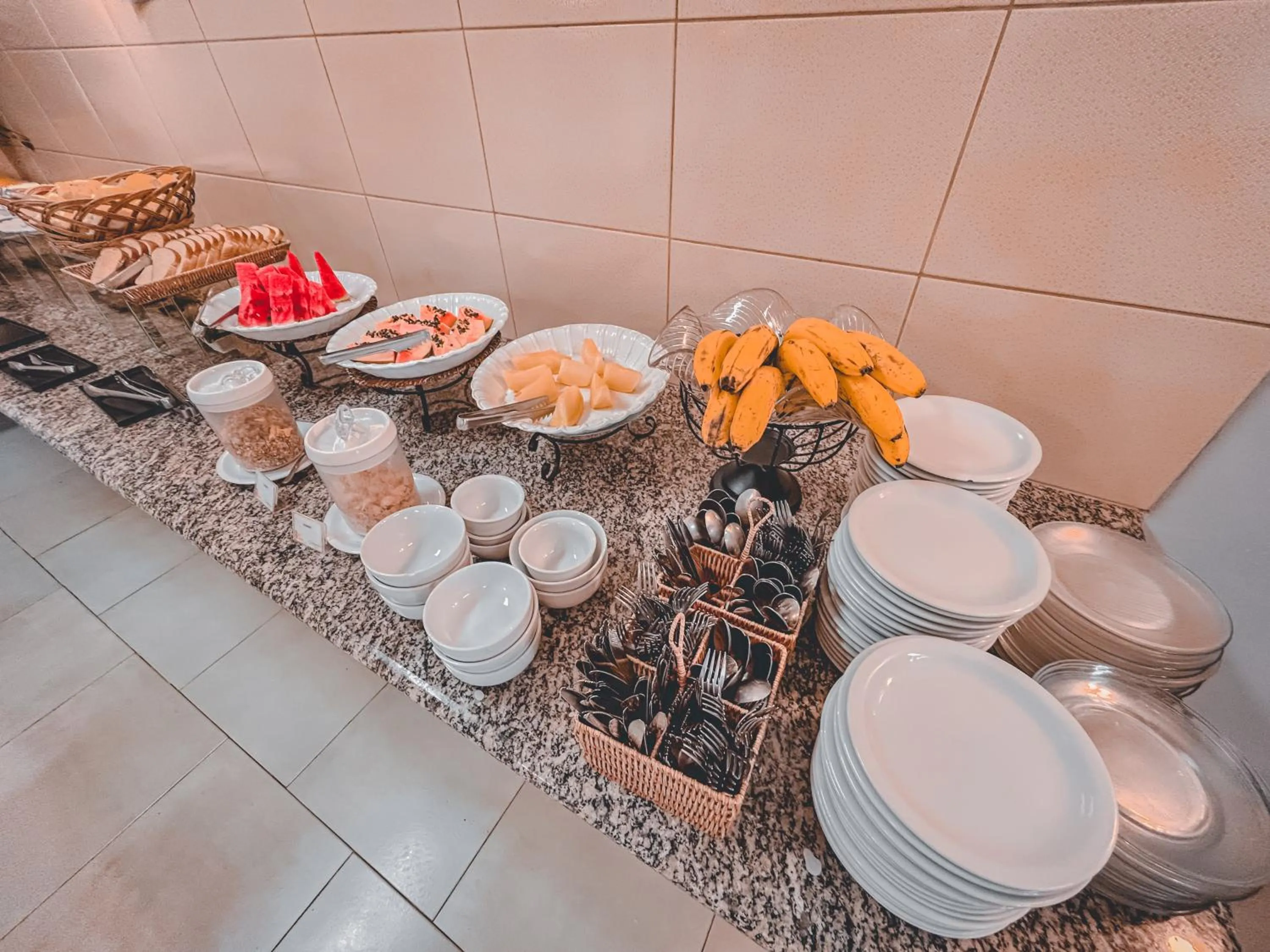 Breakfast in Plaza Inn Week Inn