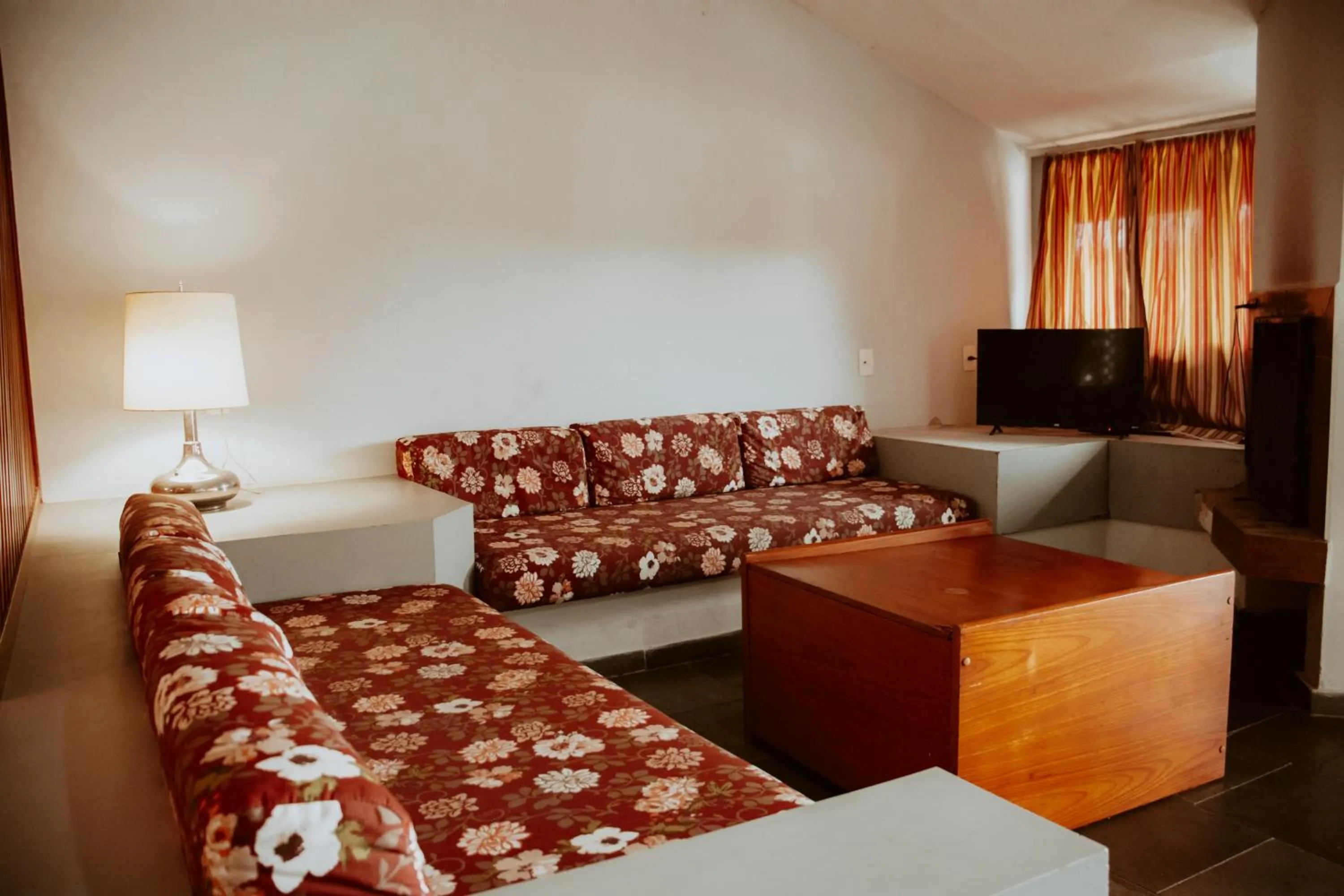 Communal lounge/ TV room in Plaza Inn Week Inn