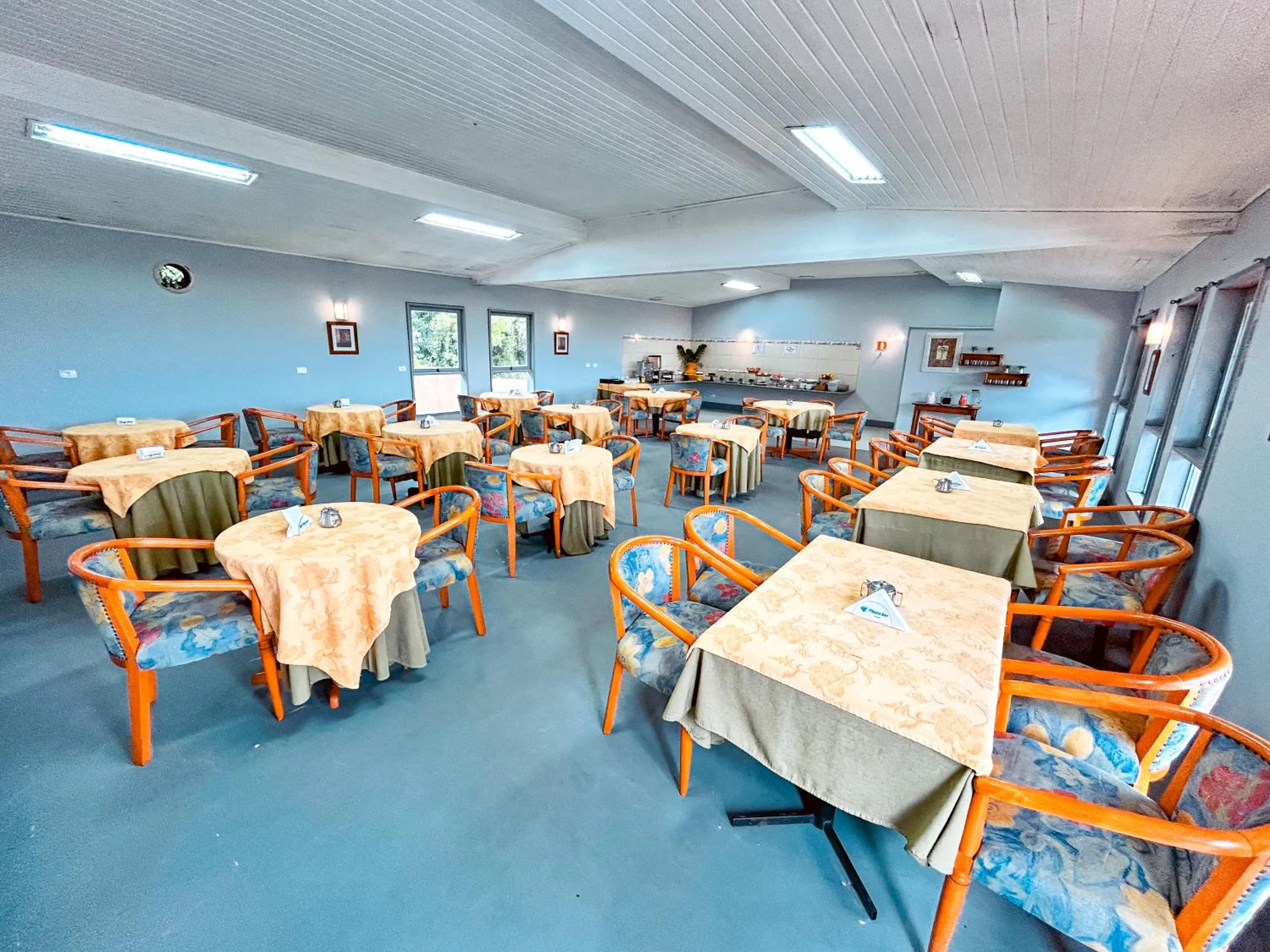 Restaurant/places to eat in Plaza Inn Week Inn