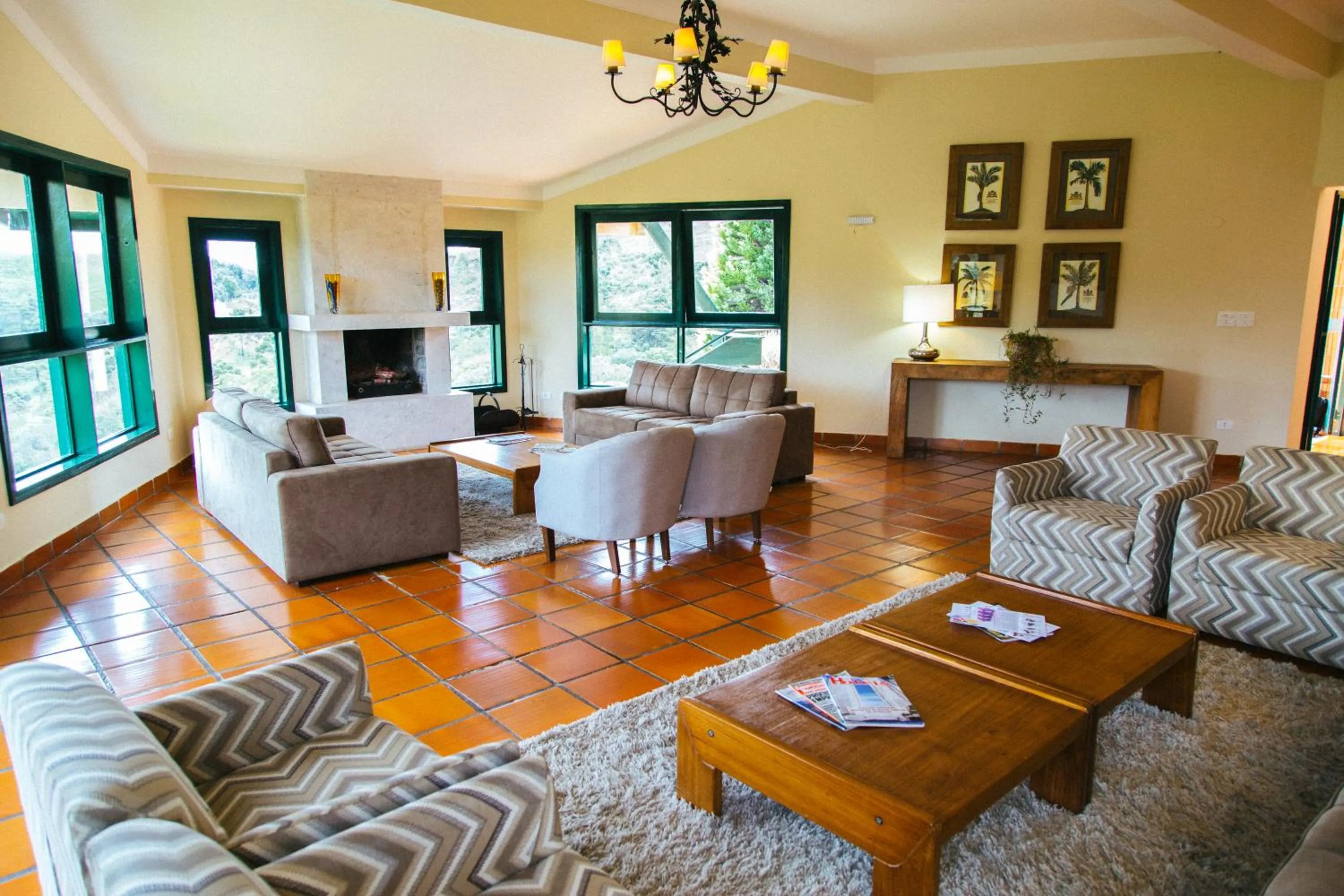 Communal lounge/ TV room in Plaza Inn Week Inn