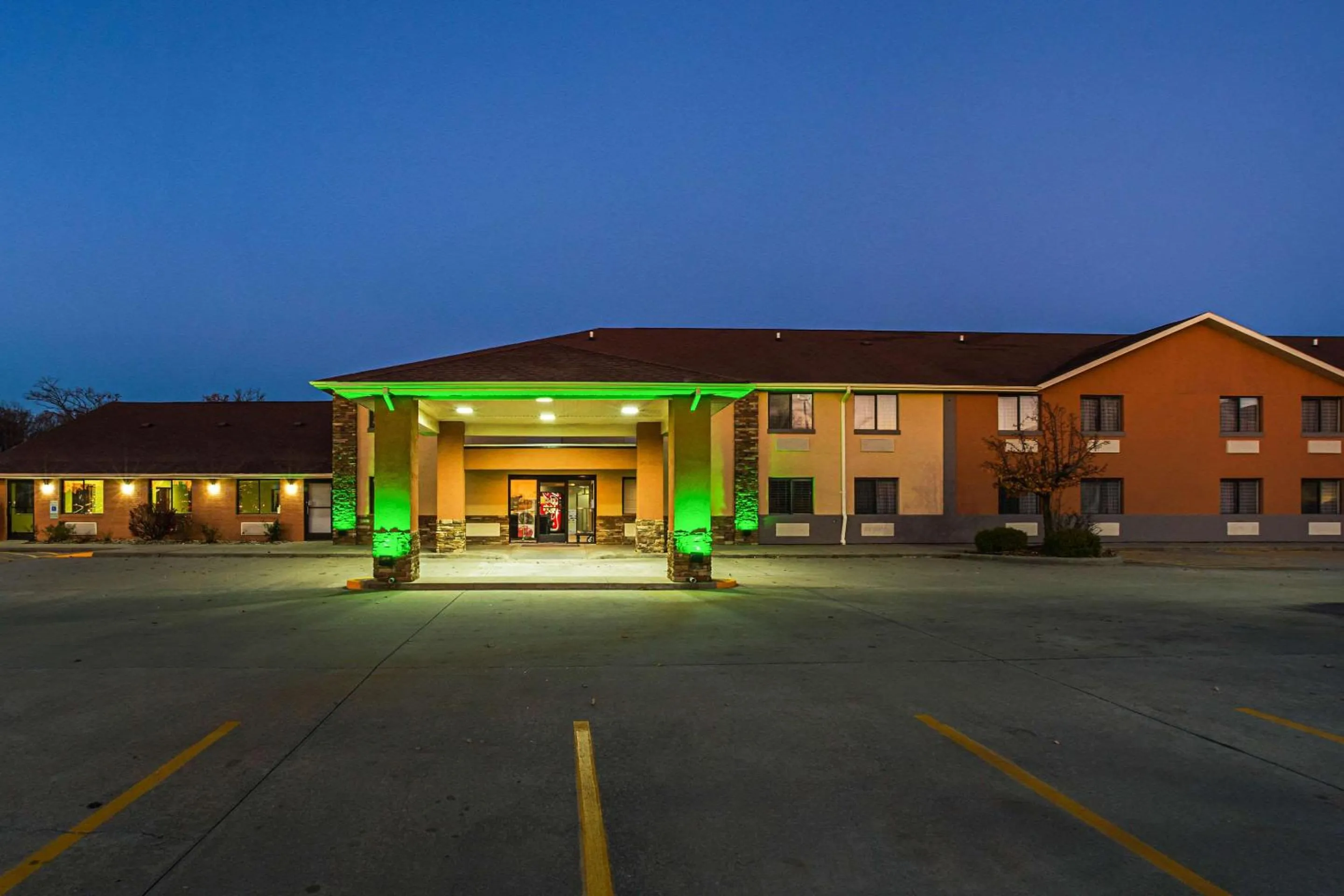 Property building in Quality Inn Carbondale University area