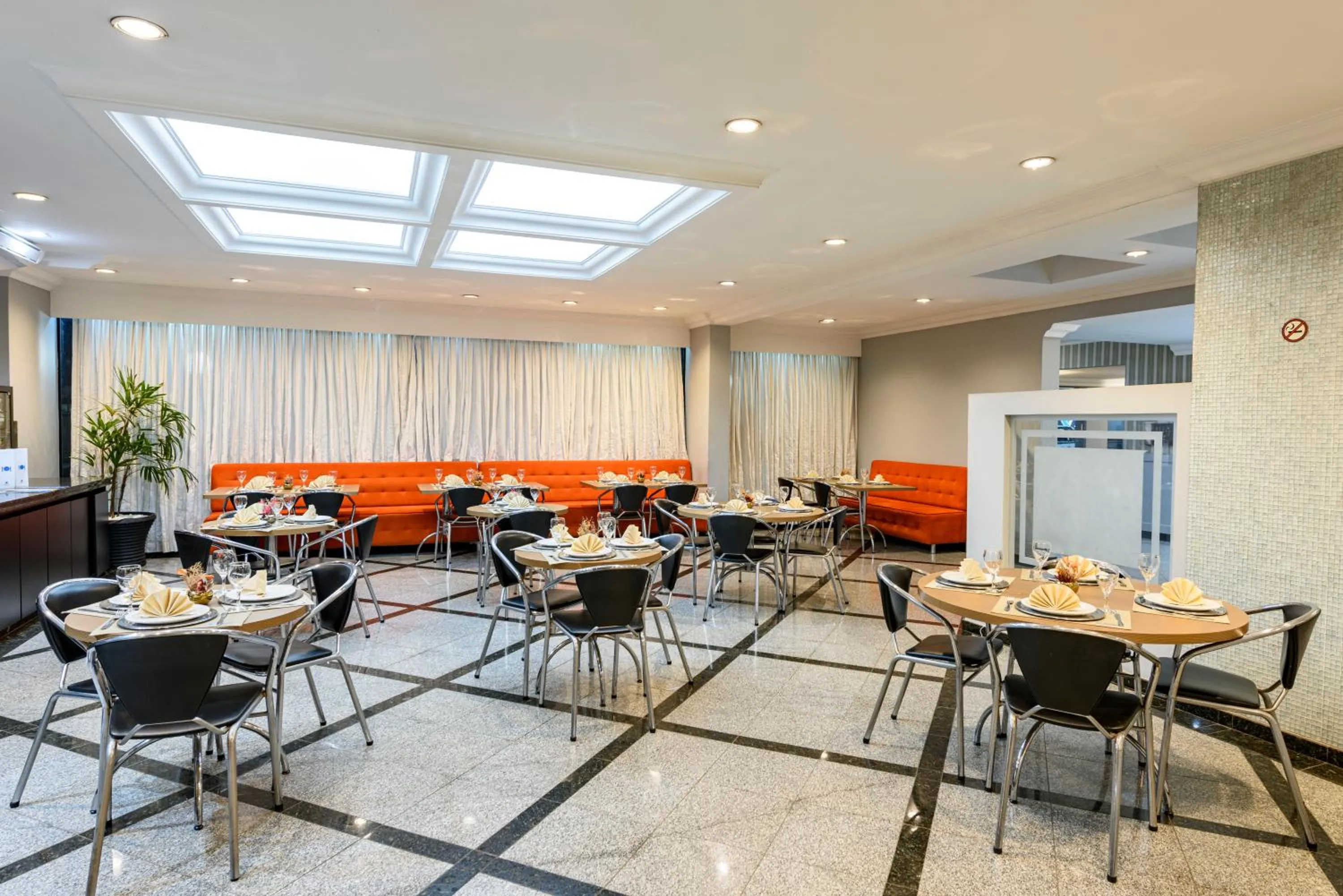 Restaurant/places to eat in Plaza Inn Executive