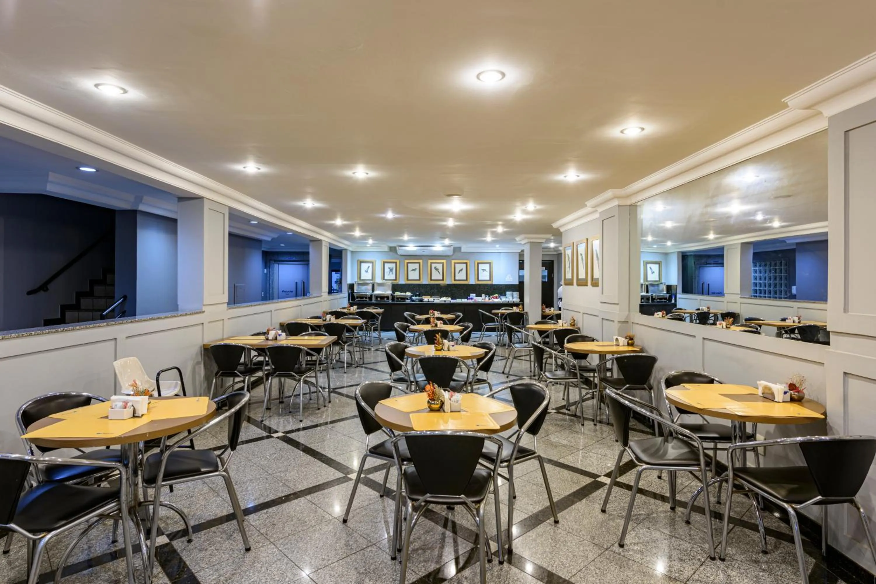 Restaurant/places to eat in Plaza Inn Executive