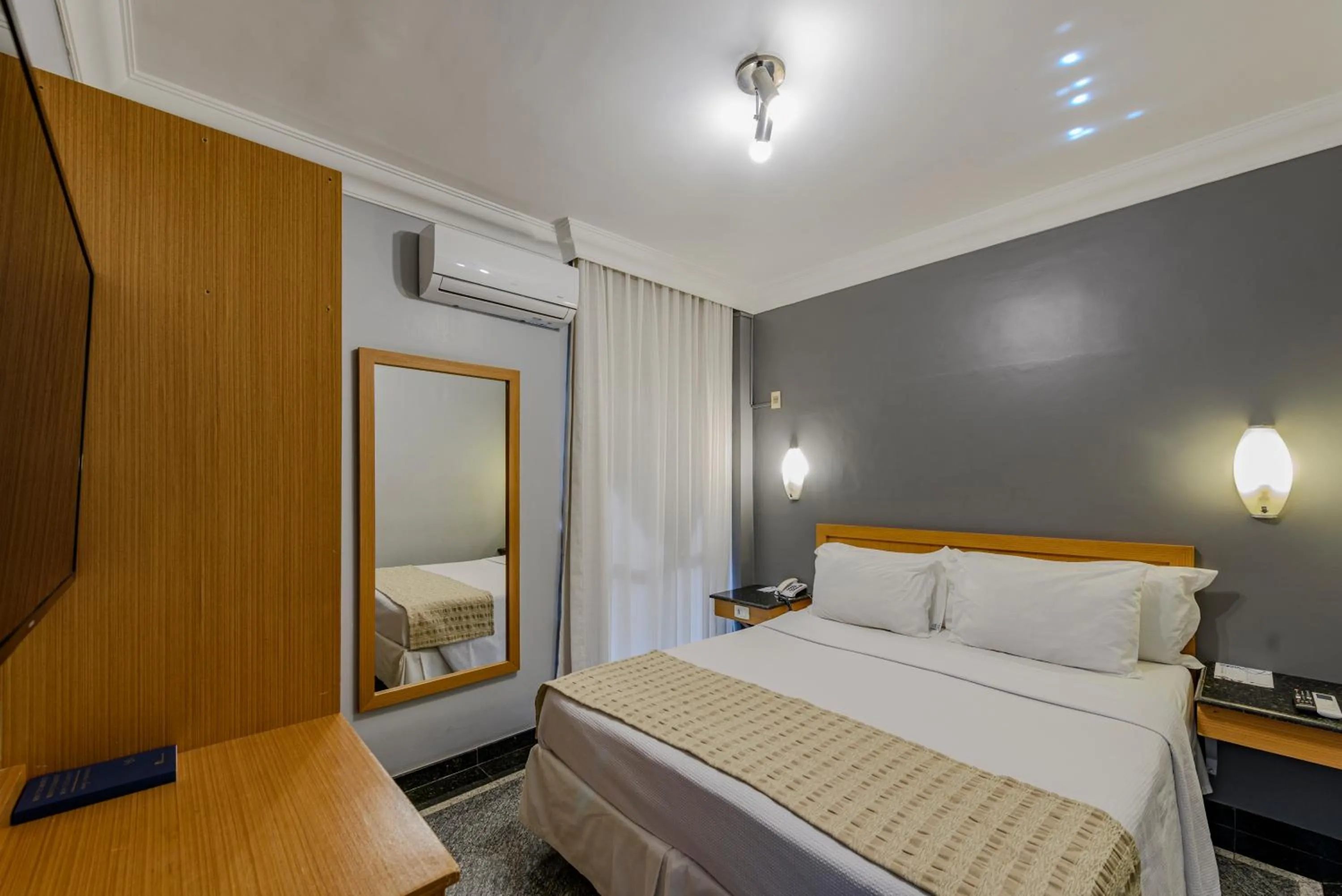 Bedroom, Bed in Plaza Inn Executive