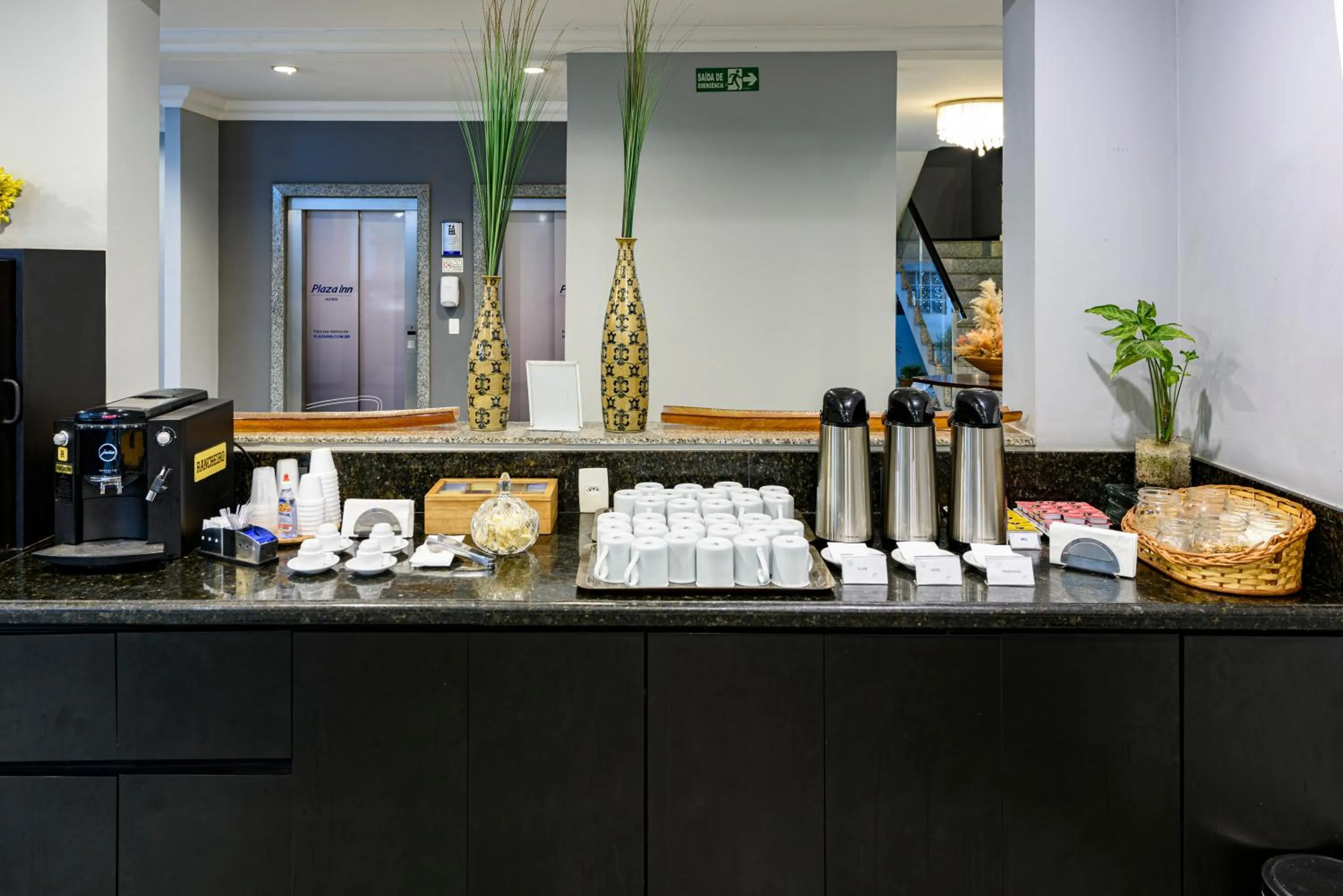 Coffee/tea facilities in Plaza Inn Executive