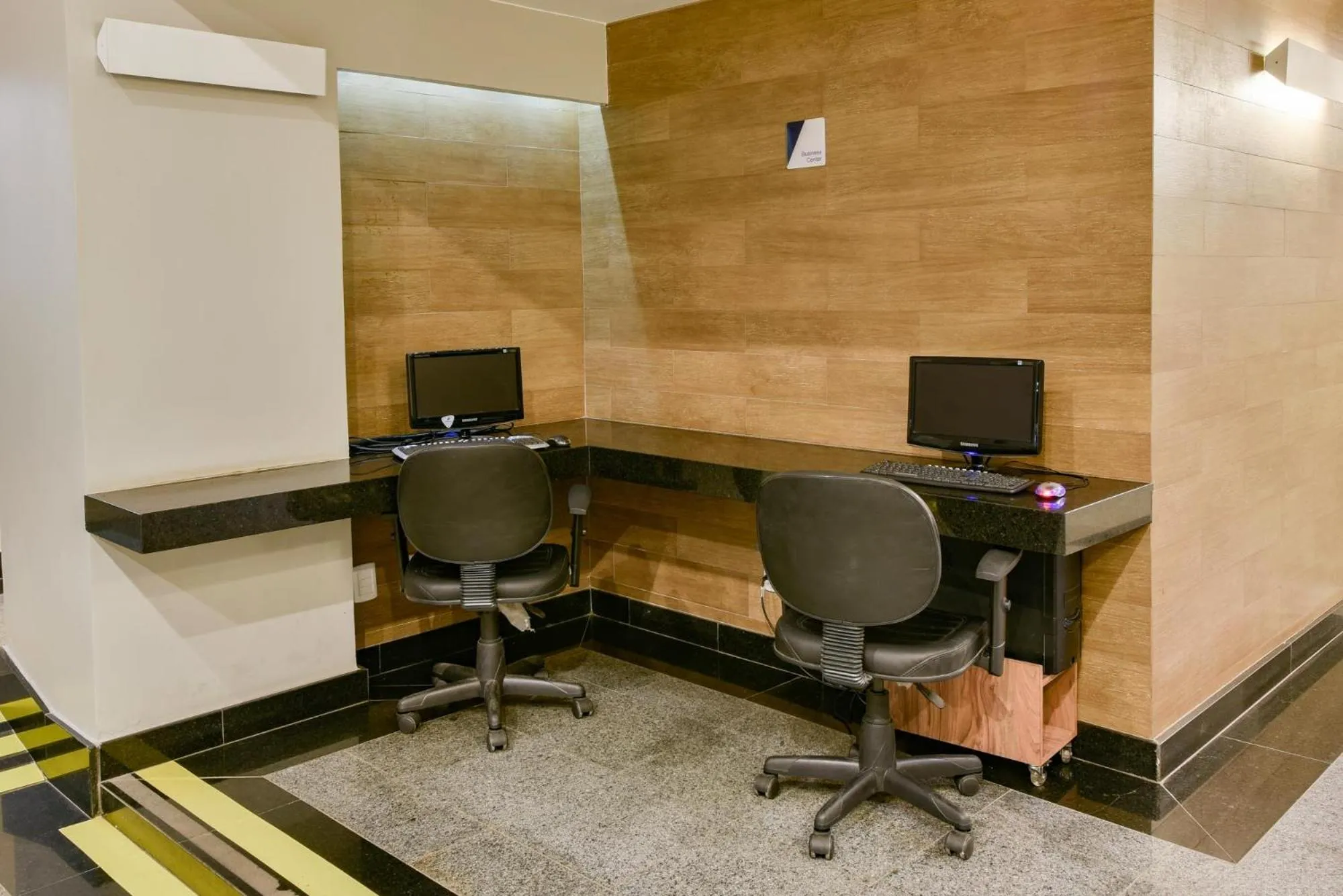 Business facilities in Plaza Inn Augustus