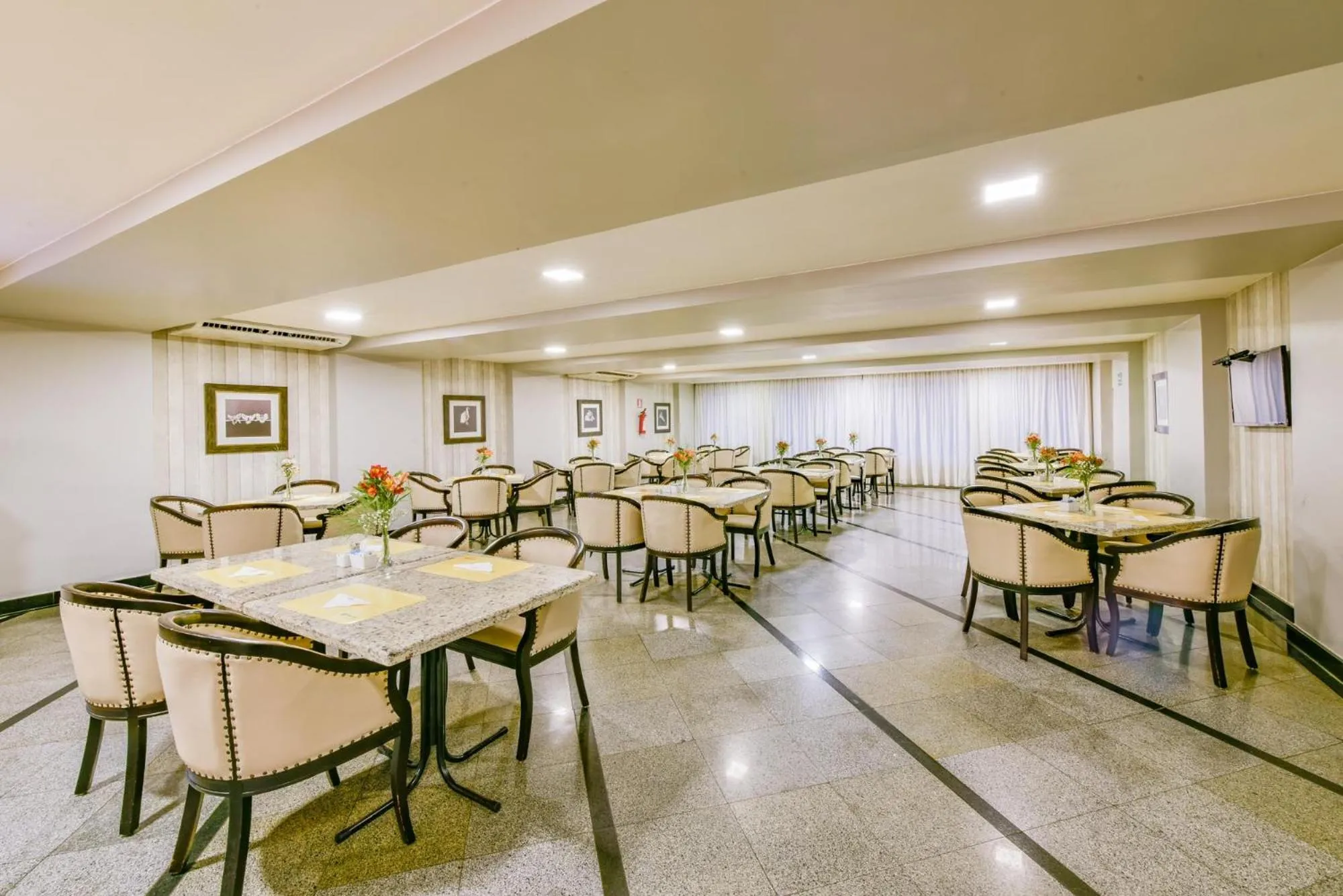 Restaurant/places to eat in Plaza Inn Augustus