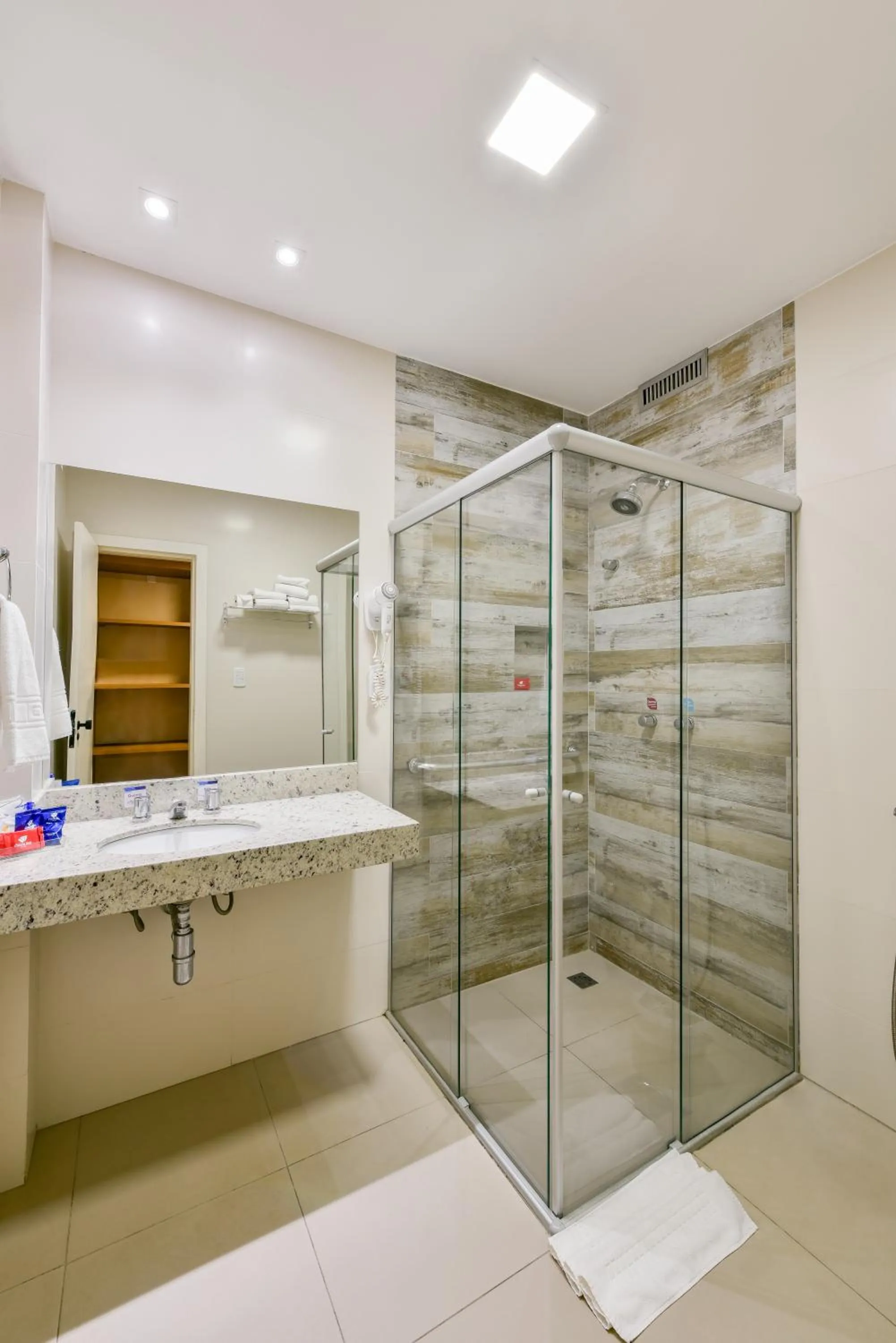 Bathroom in Plaza Inn Augustus