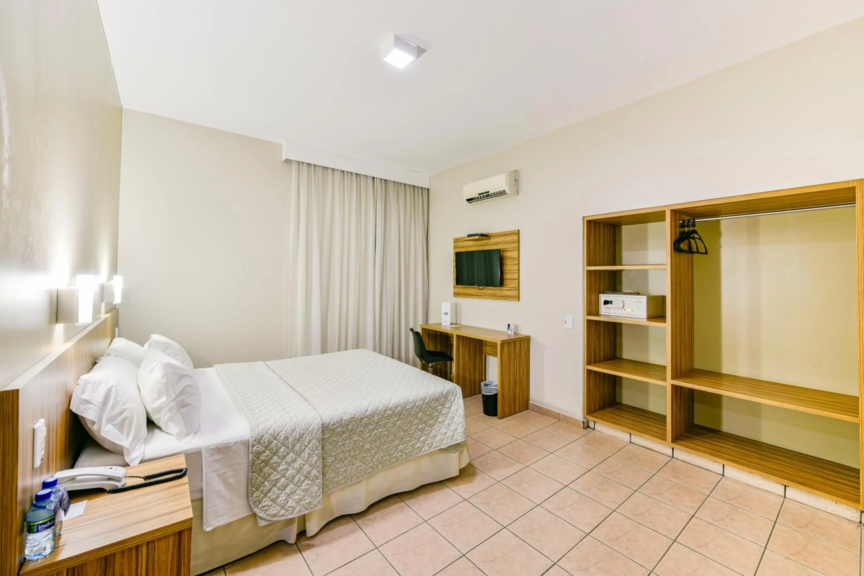 Photo of the whole room, Bed in Plaza Inn Augustus