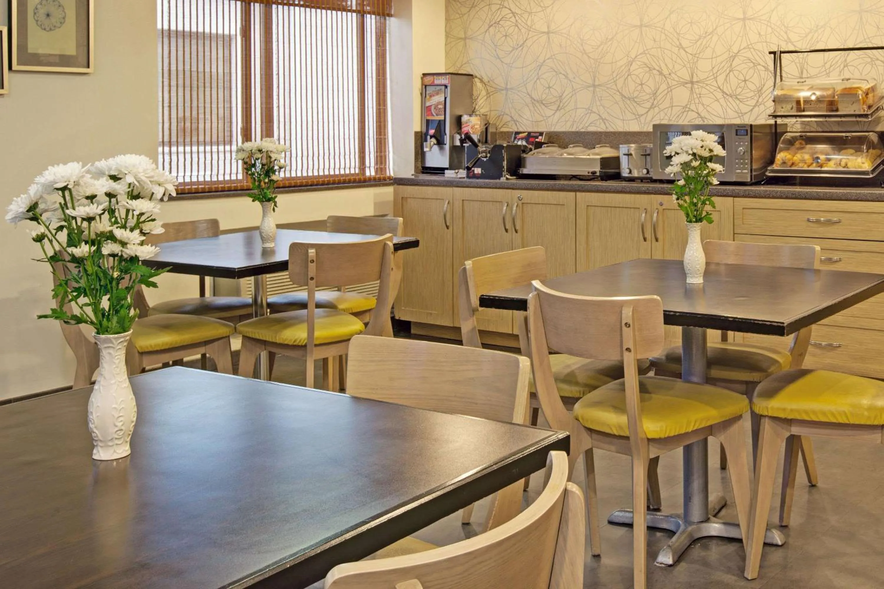 Restaurant/places to eat in Ramada by Wyndham Staten Island