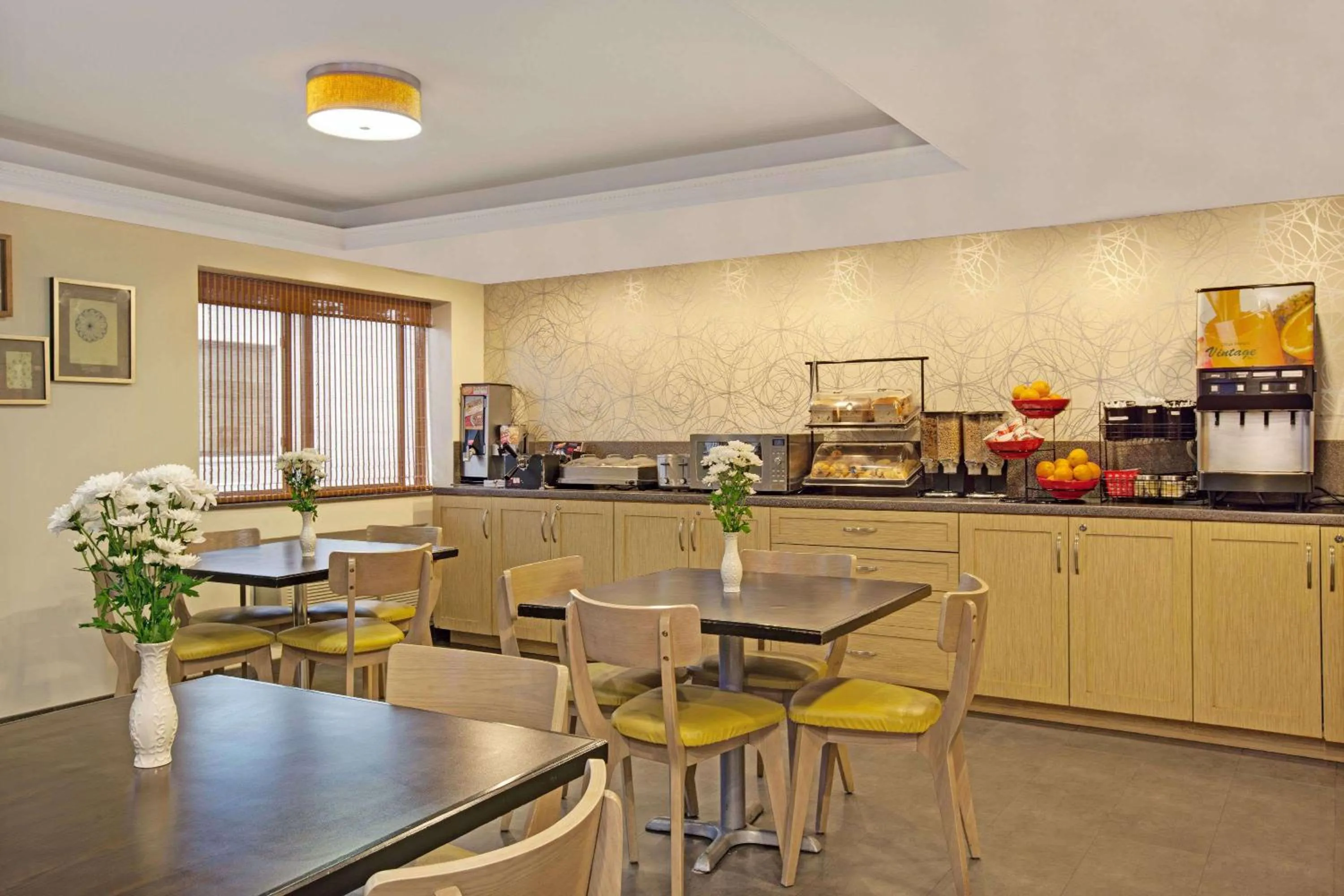 Restaurant/places to eat in Ramada by Wyndham Staten Island