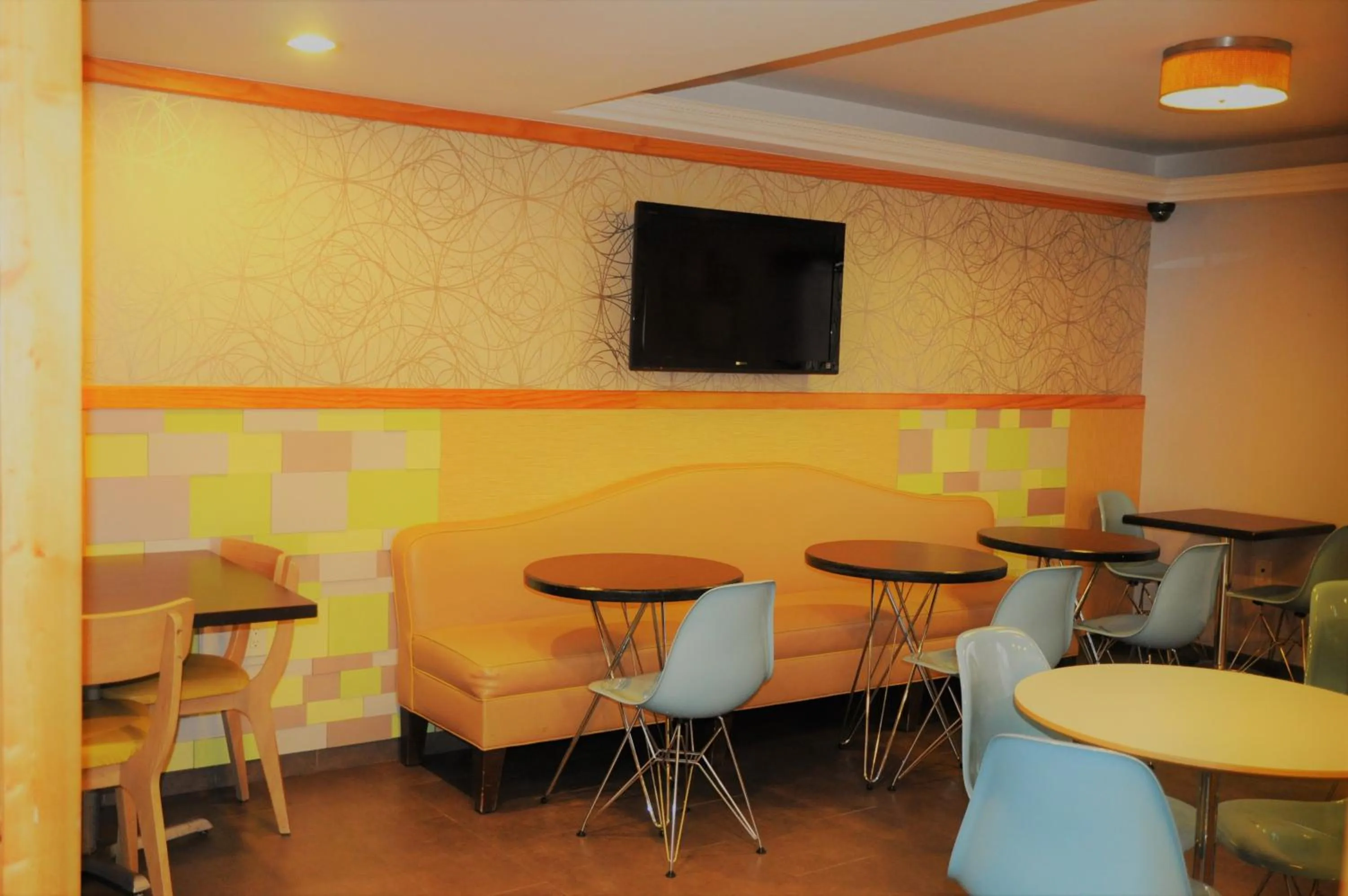 Lounge or bar in Ramada by Wyndham Staten Island