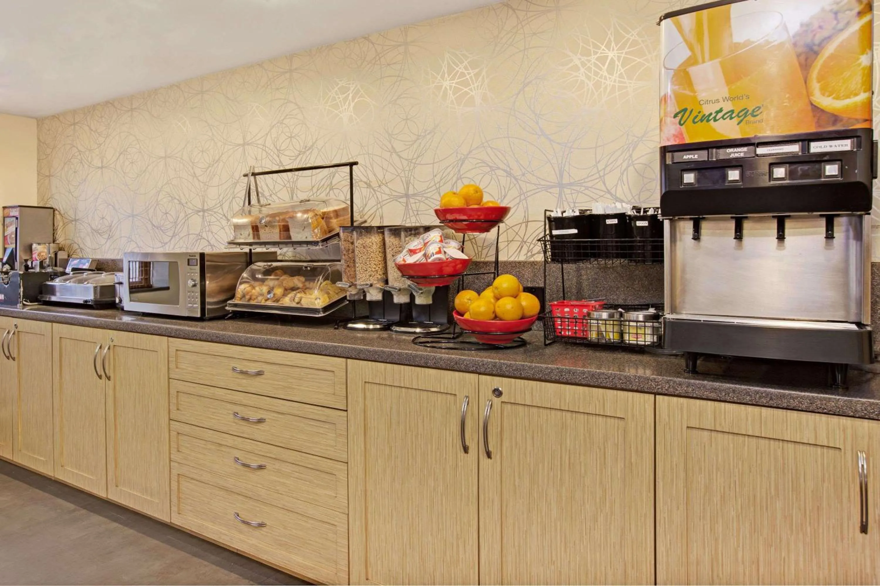 Restaurant/places to eat in Ramada by Wyndham Staten Island