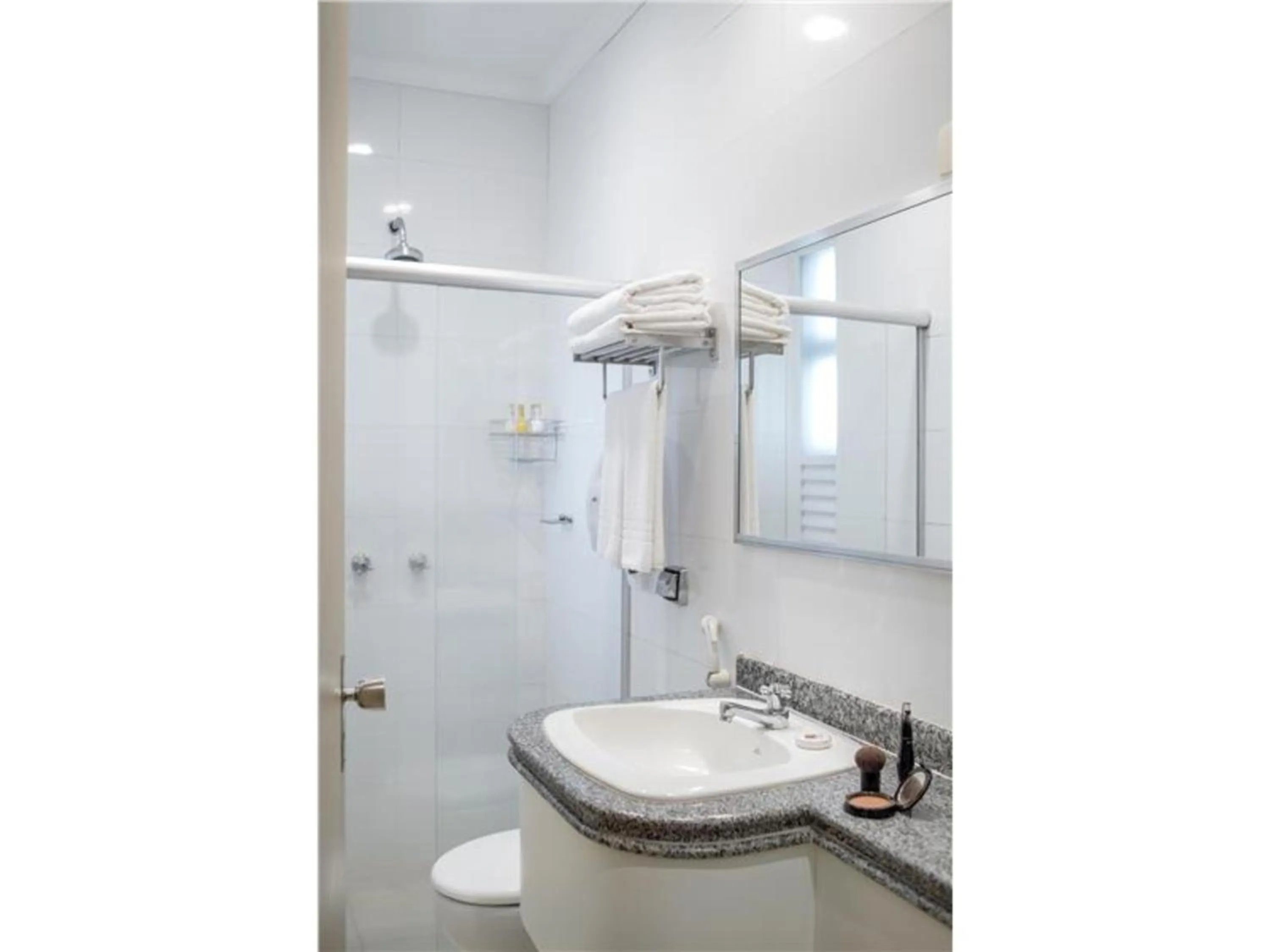 Bathroom in Hotel Nacional de Rio Preto - Distributed by Intercity