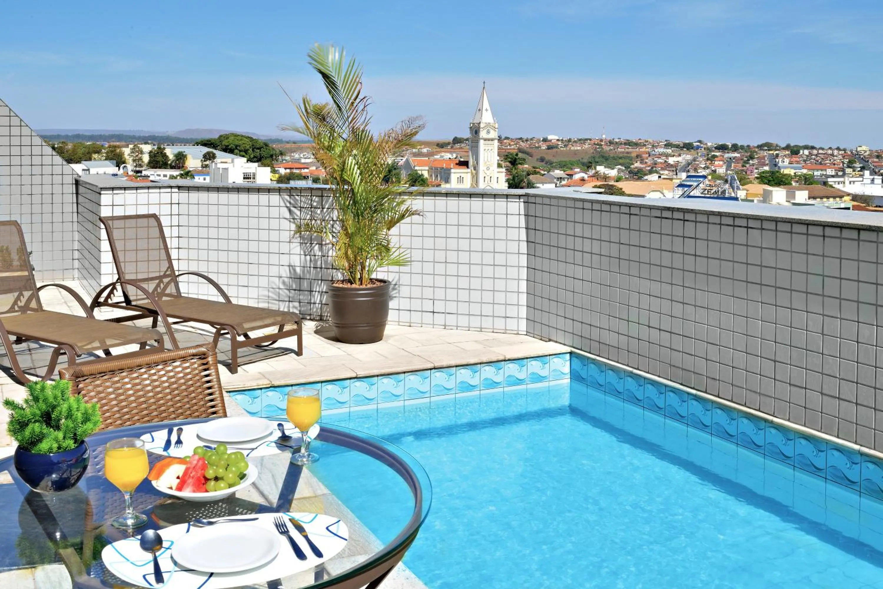 Swimming pool in Plaza Inn Flat Araxá