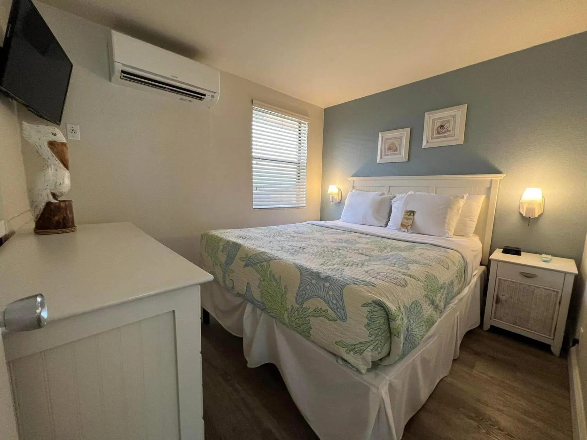 Bed in Windjammer Resort and Beach Club