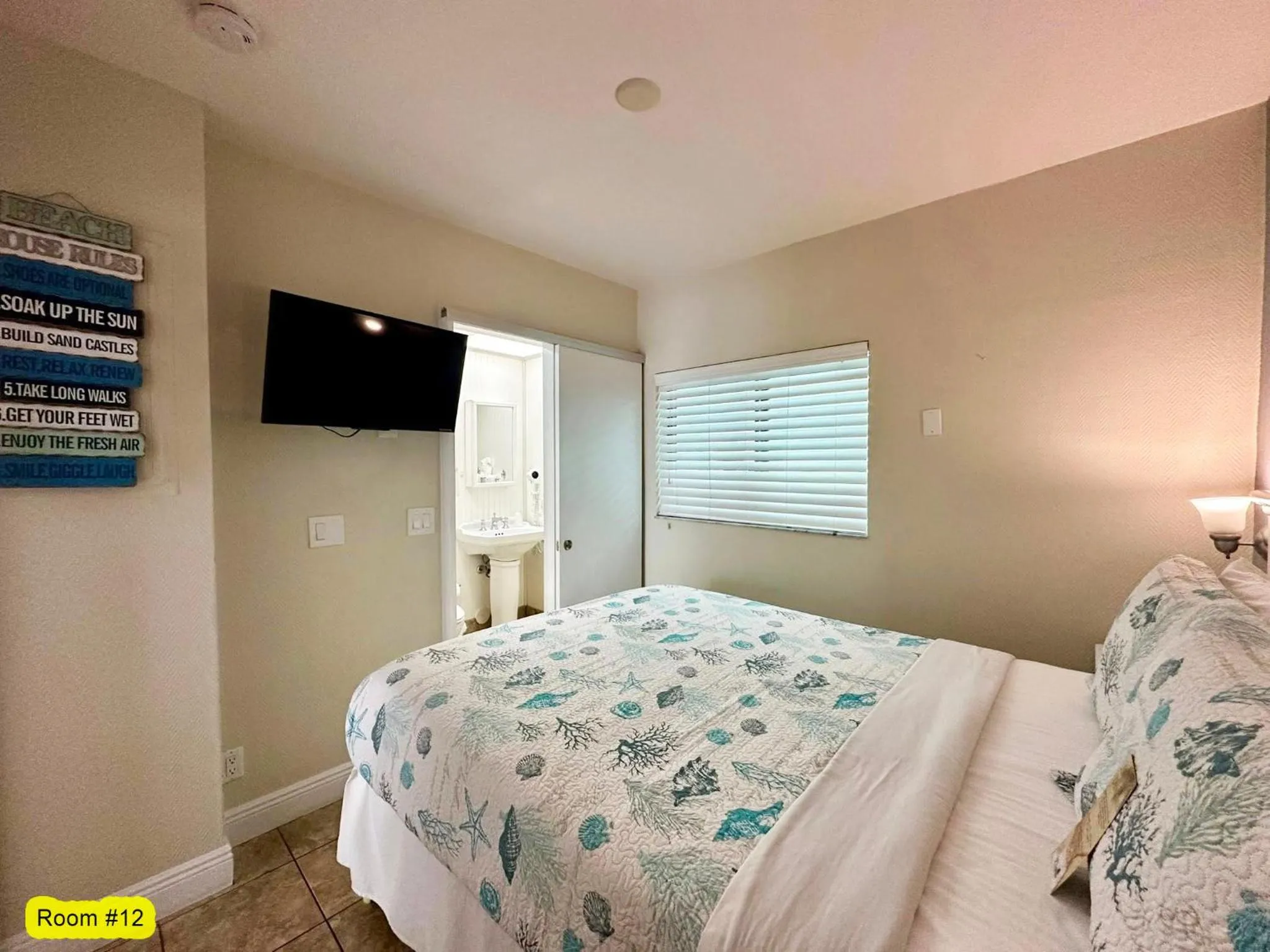 Bed in Windjammer Resort and Beach Club