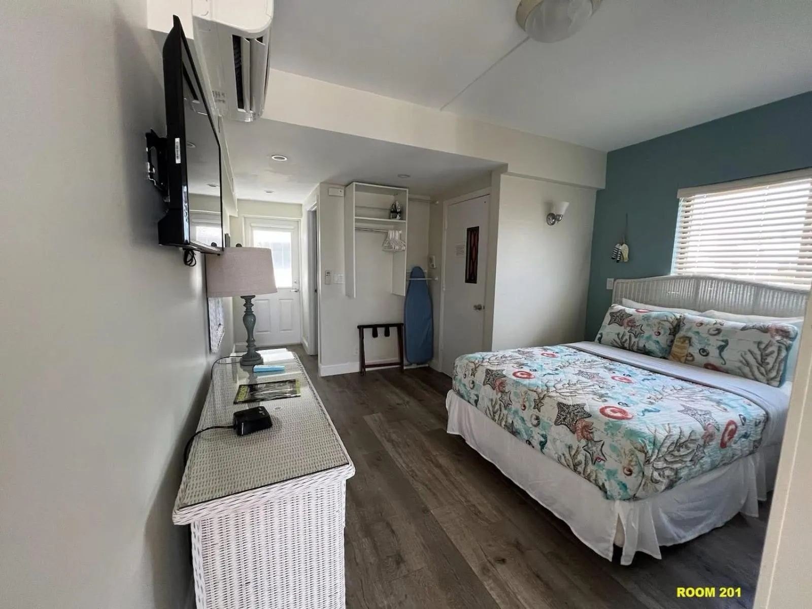 Bed in Windjammer Resort and Beach Club