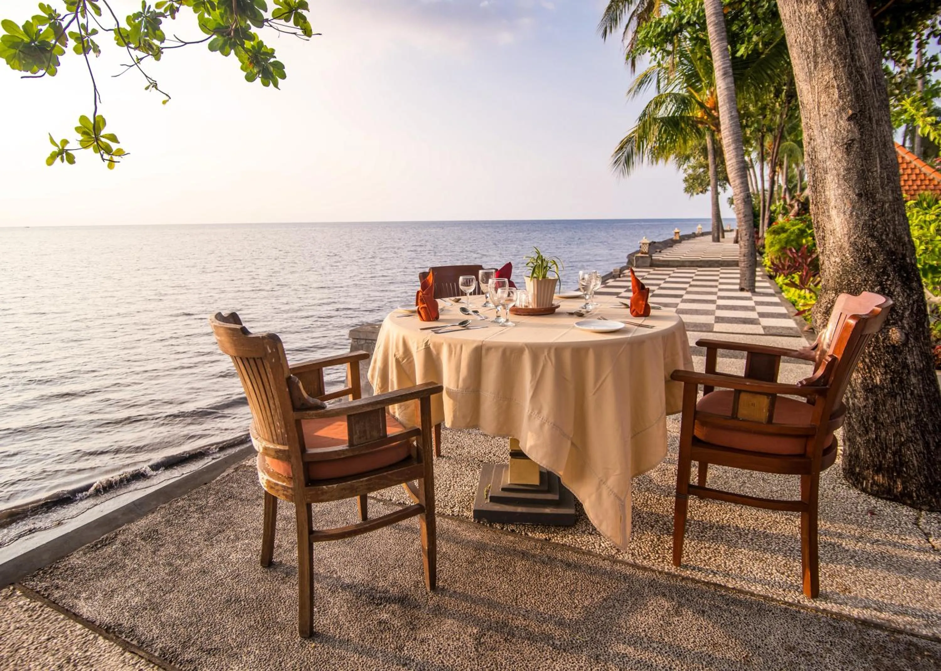 Restaurant/places to eat in Nugraha Lovina Seaview Resort & Spa
