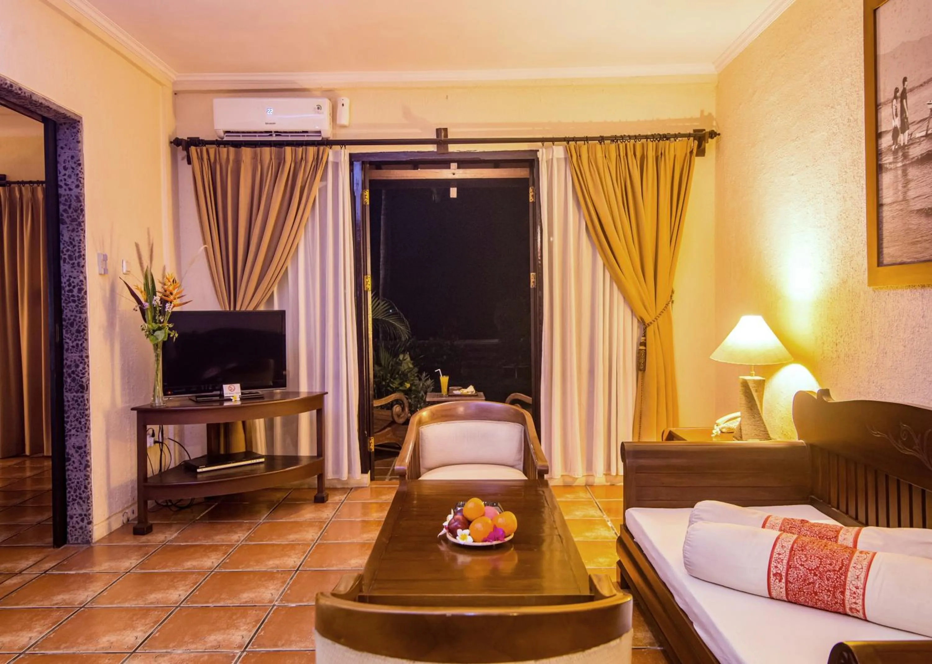 Living room, Bed in Nugraha Lovina Seaview Resort & Spa