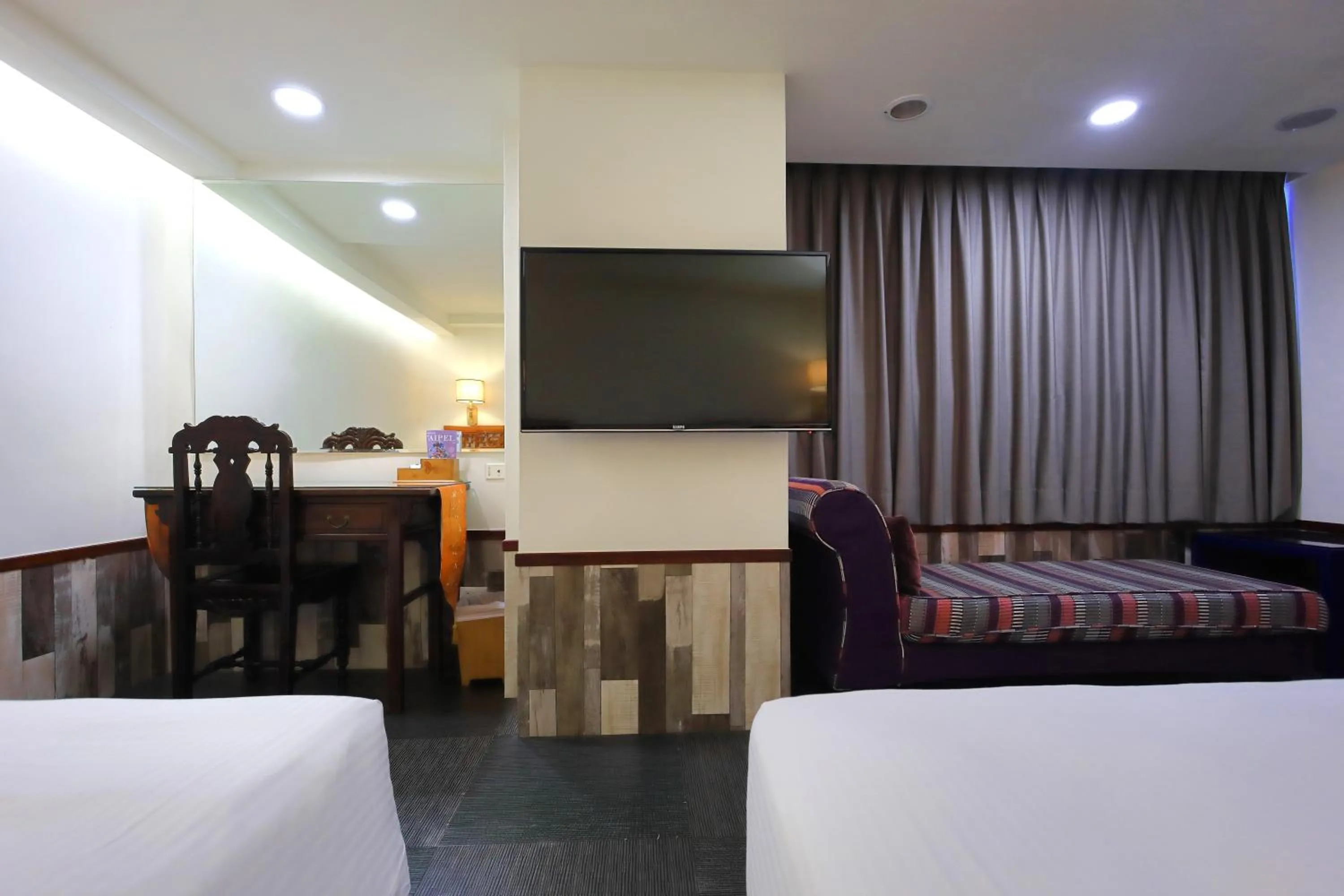 Bed in Han She Hotel