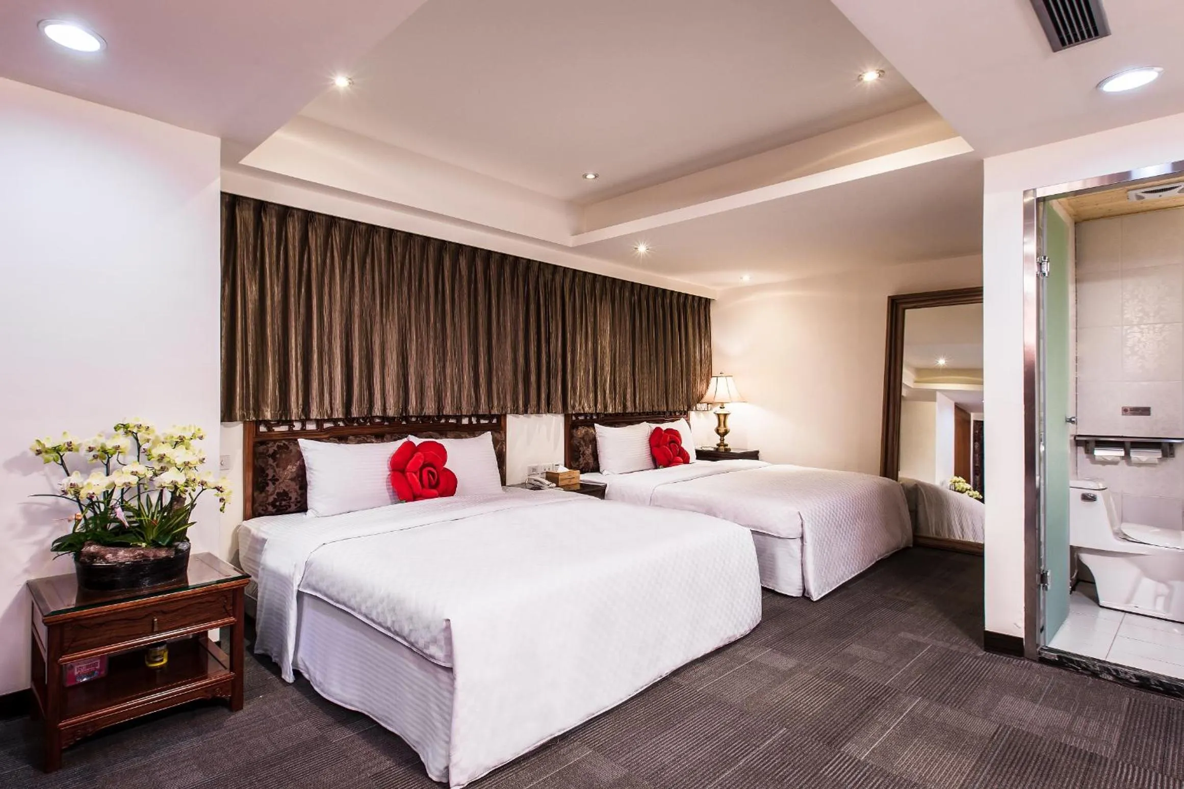 Bed in Han She Hotel