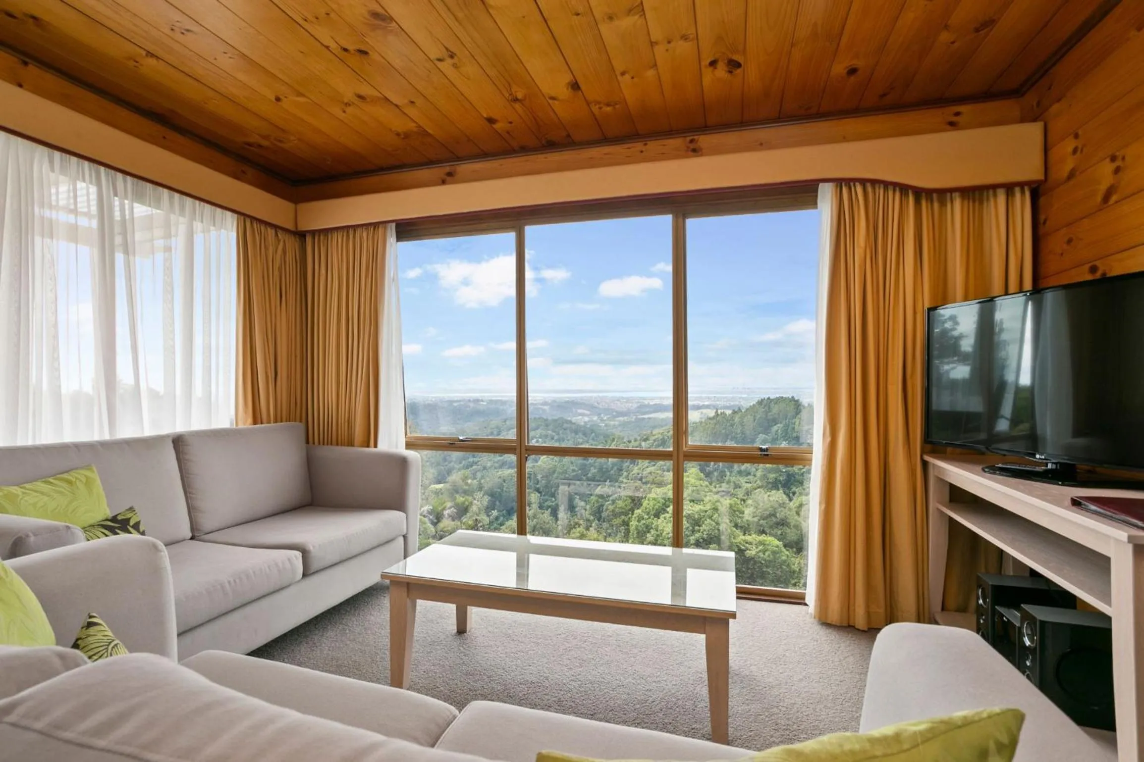 Living room in Waitakere Resort & Spa