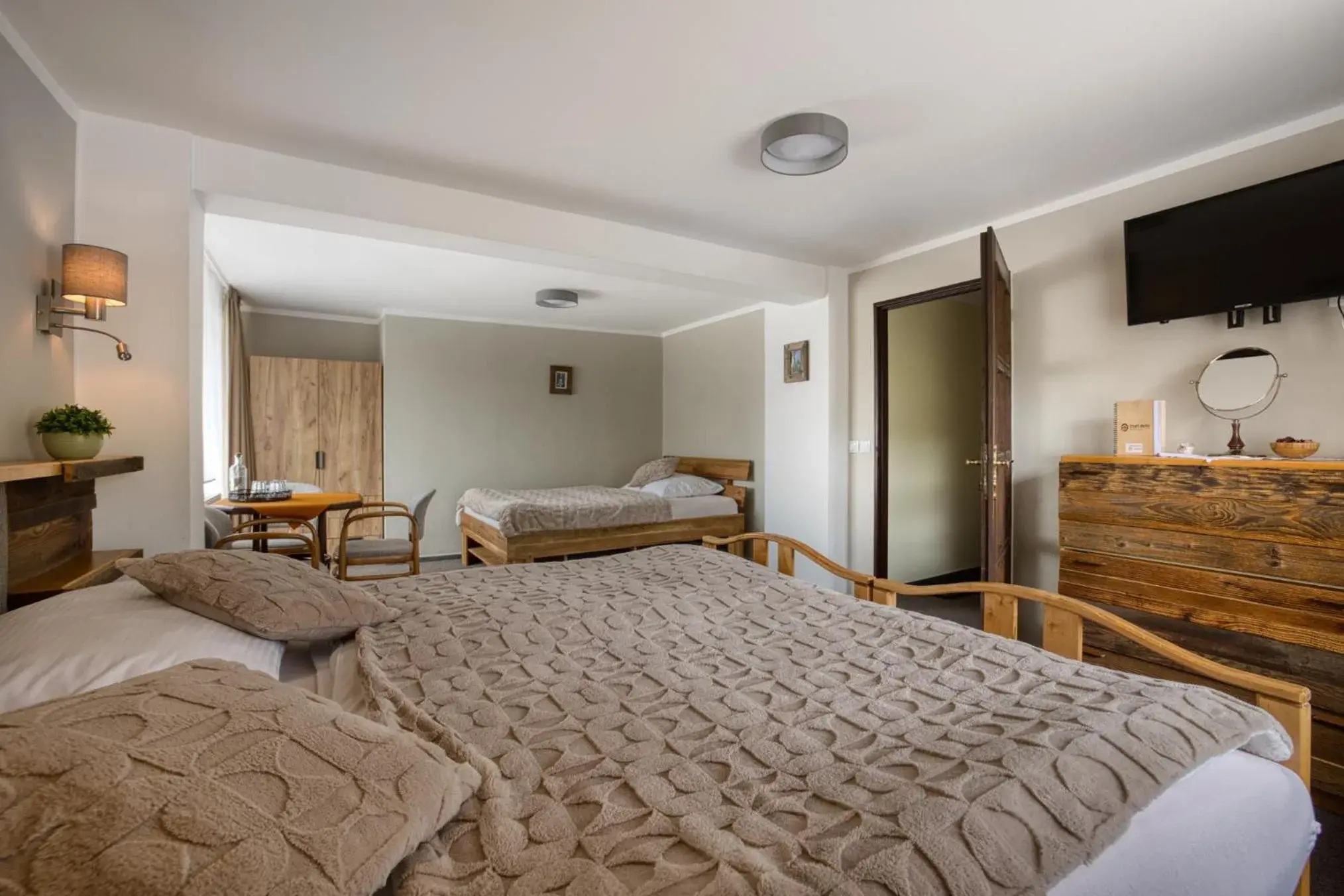 Deluxe Triple Room in Hotel STARÝ MLÝN Deluxe Triple Room in Hotel STARÝ MLÝN