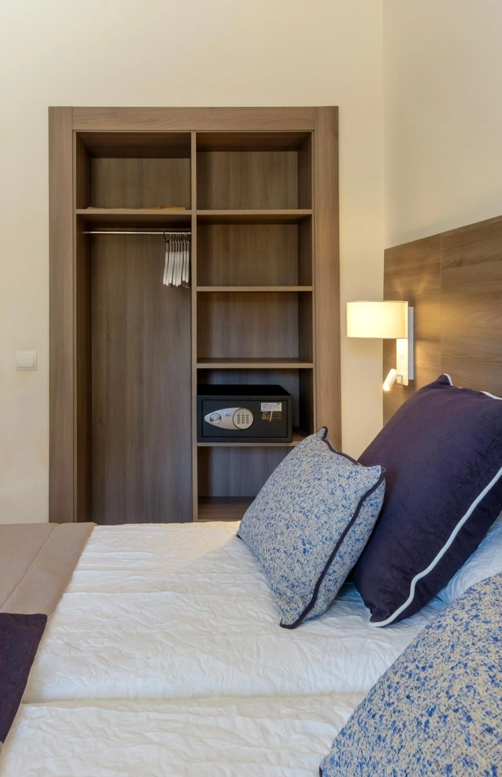 safe, Bed in Cabot Tres Torres Apartamentos