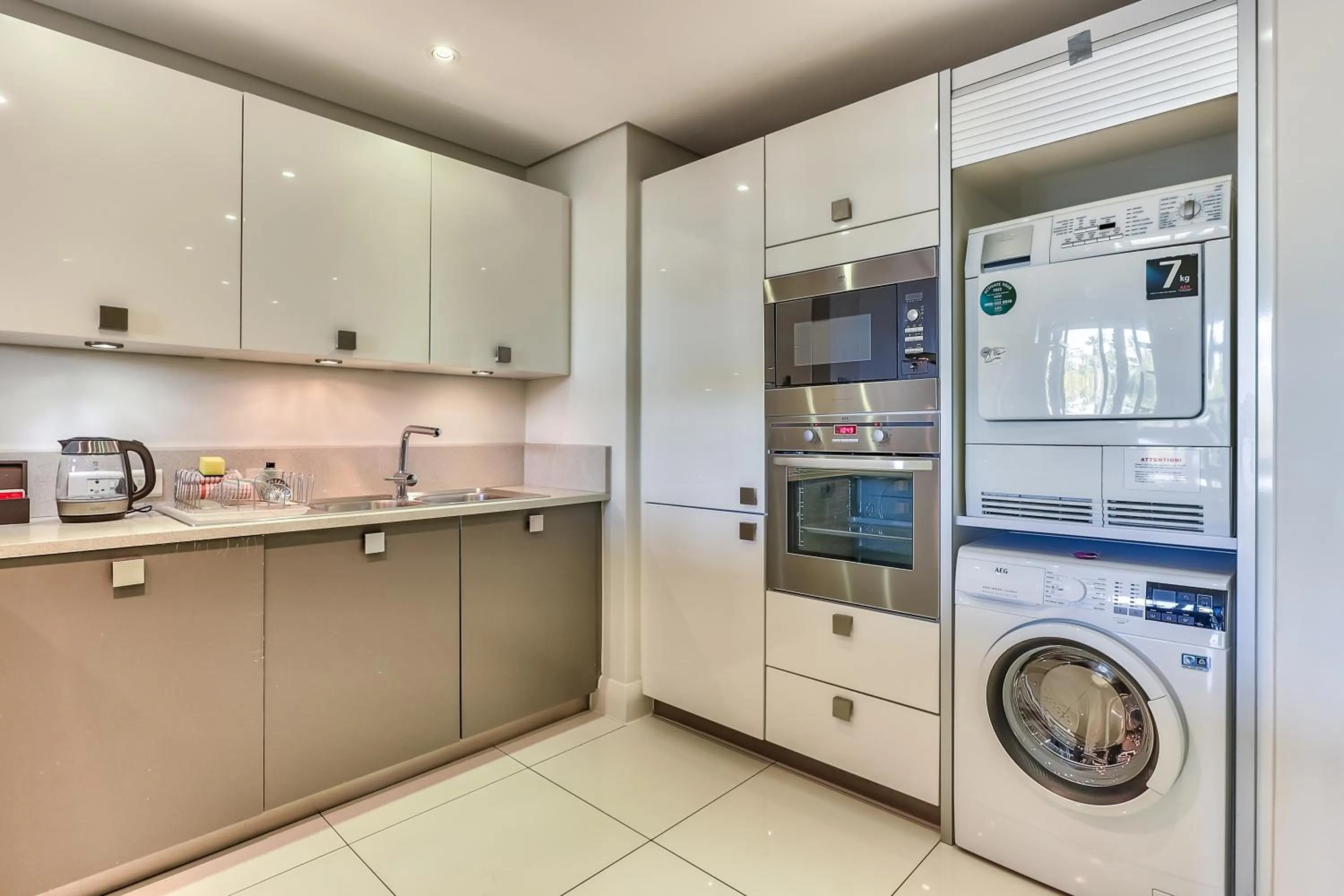 Kitchen or kitchenette in Lawhill Luxury Apartments - V & A Waterfront