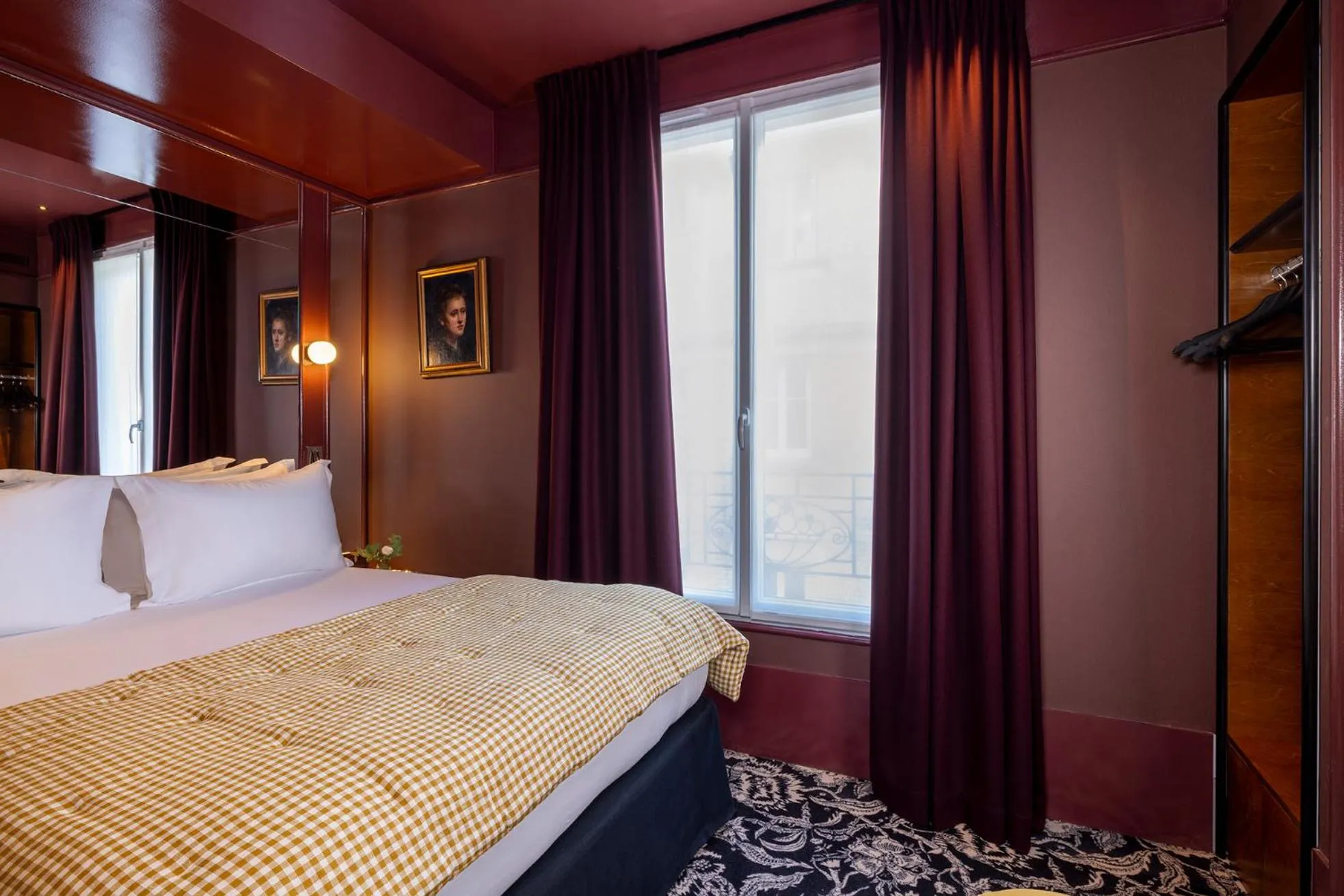 Photo of the whole room, Bed in Hôtel La Conversation