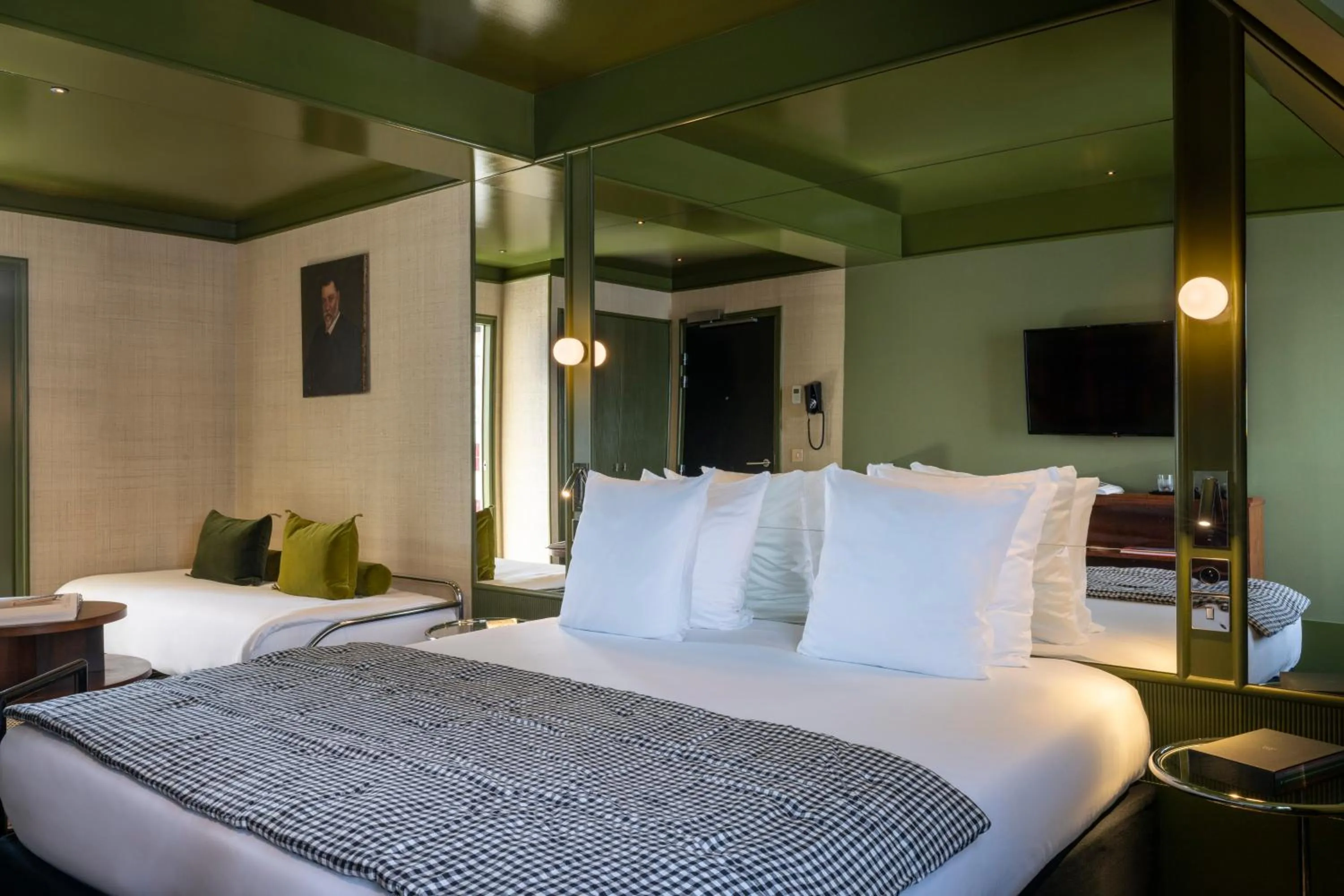 Living room, Bed in Hôtel La Conversation