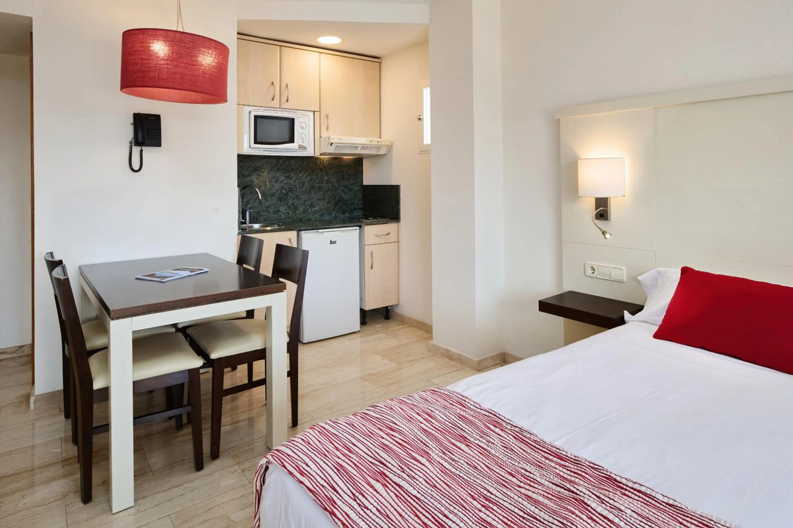 Photo of the whole room, Bed in Grupotel Alcudia Suite